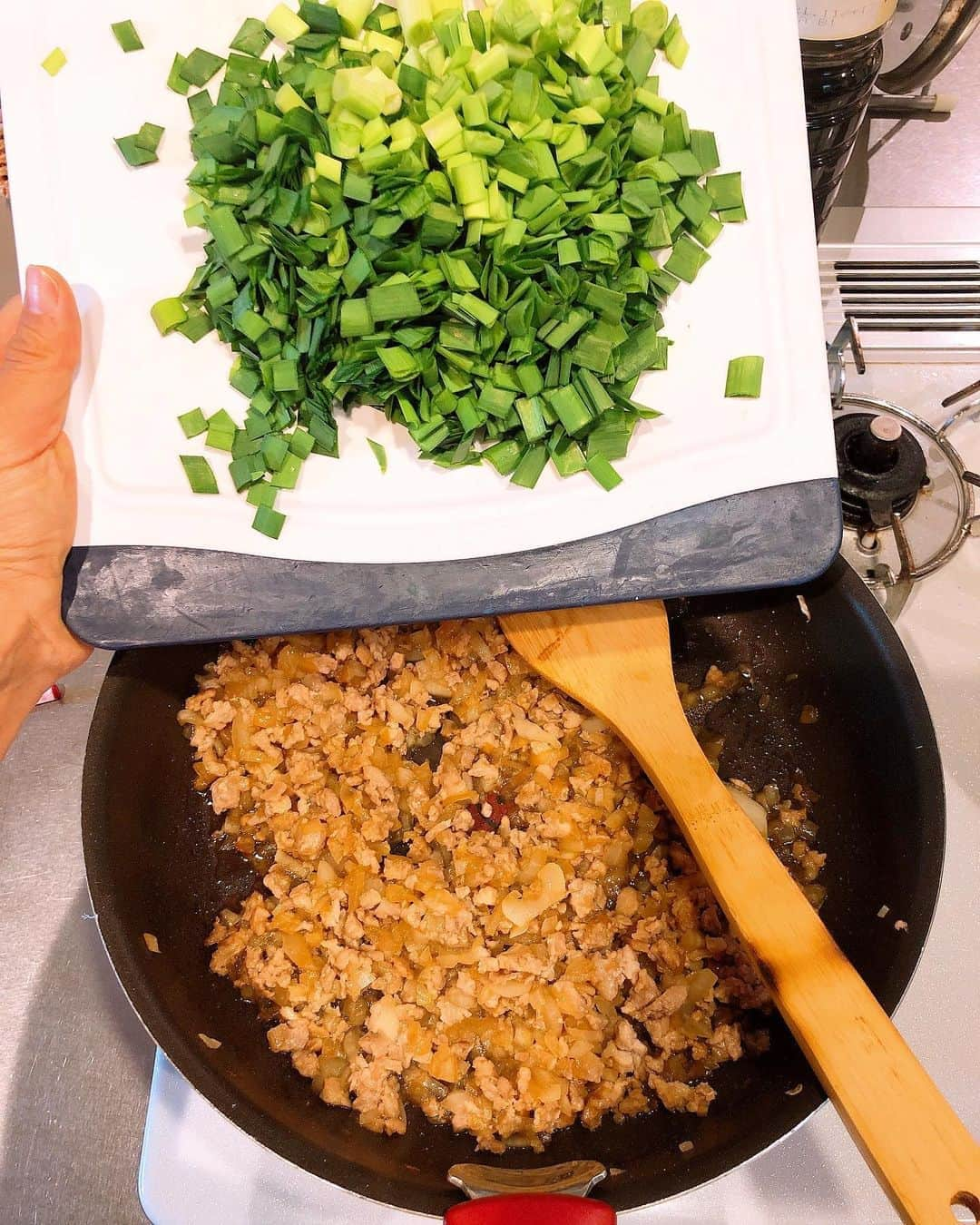 みきママさんのインスタグラム写真 - (みきママInstagram)「【10秒チャージ！餃子丼です！】  これね、まじで元気でる丼です！！食べた1口目でめちゃめちゃ元気でます。元気欲しいな〜時に食べるやつです。  味付けは餃子なんだけど、悪魔の味でさ、止まりません。レシピはめちゃうま本に載っています！！  何か心身共に疲れちゃった時、是非食べてもらいたいです〜！！豚とニラの組み合わせも最高だから、疲れもすぐとれます。  今日は旦那とはる兄で、何やら汗だくではる兄の部屋を作っています。  数日前から調べて取り寄せていました。高校生の部屋、できあがったらまた報告します！！  #みきママ　#餃子丼　#パワー飯 #10秒チャージ #めちゃうまおうちごはん」8月26日 13時42分 - mikimama_official