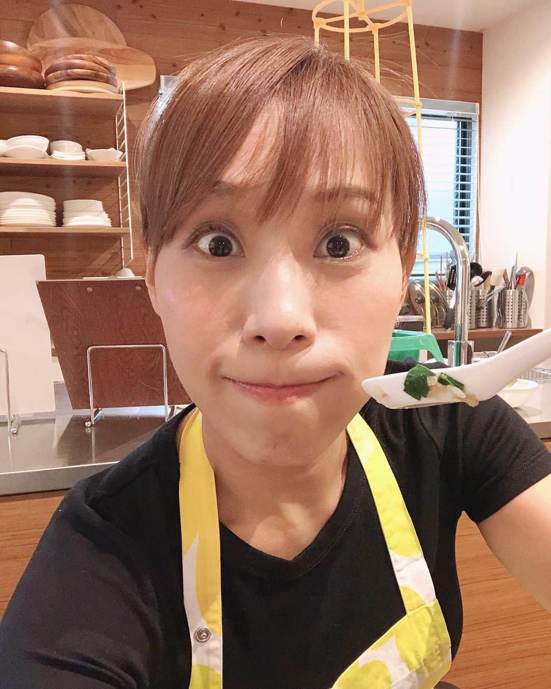 みきママさんのインスタグラム写真 - (みきママInstagram)「【10秒チャージ！餃子丼です！】  これね、まじで元気でる丼です！！食べた1口目でめちゃめちゃ元気でます。元気欲しいな〜時に食べるやつです。  味付けは餃子なんだけど、悪魔の味でさ、止まりません。レシピはめちゃうま本に載っています！！  何か心身共に疲れちゃった時、是非食べてもらいたいです〜！！豚とニラの組み合わせも最高だから、疲れもすぐとれます。  今日は旦那とはる兄で、何やら汗だくではる兄の部屋を作っています。  数日前から調べて取り寄せていました。高校生の部屋、できあがったらまた報告します！！  #みきママ　#餃子丼　#パワー飯 #10秒チャージ #めちゃうまおうちごはん」8月26日 13時42分 - mikimama_official