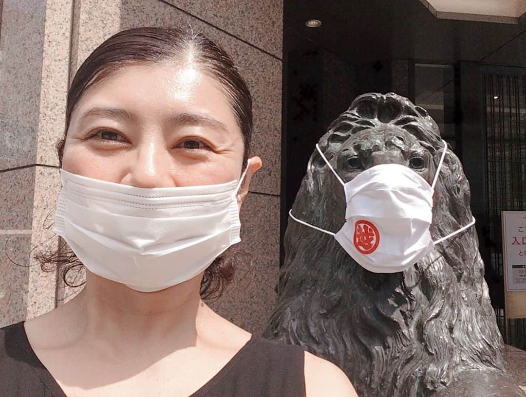 間々田佳子のインスタグラム：「ライオンくんもマスクをつける時代  顔の運動不足に注意 マスクを外したら コアフェイスだよ‼️  #間々田佳子」