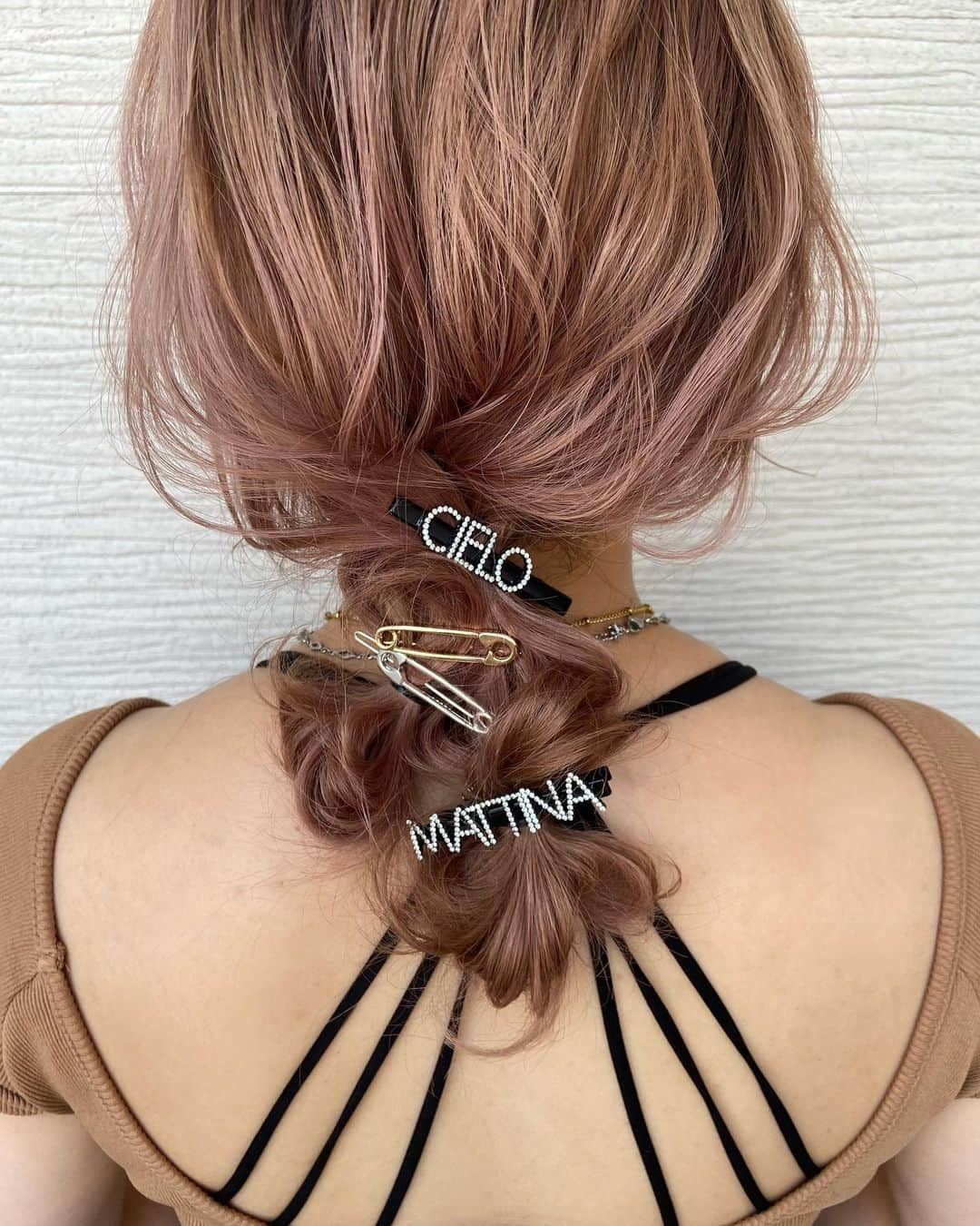 yu nakamura ヘアアレンジ hairarrangeのインスタグラム：「じゃばらアレンジ♡動画スワイプ▶︎▶︎▶︎▶︎▶︎ ヘアアクセサリーの文字の意味が気になって…イタリア語で mattina→朝 cielo→空 らしい… いつも気になって調べてみるけど 時間経つと忘れちゃう。 アラフォーあるある。  #ミリ#mm#ミリ活#ミリアンバサダー#クリームバター#SPF#コスメ#スタイリング剤#アレンジ動画 #ヘアアレンジ#アレンジ本#hair#color#一宮市#一宮市美容院#fashion #レイフィールド」