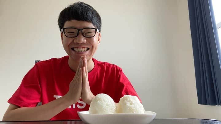 岡下雅典のインスタグラム：「今日のお昼ごはんは自分で握った 塩おむすび❤️ 何年ぶりやろ？ めっちゃ久しぶりに超シンプルな塩おむすび美味しかったよ🤪  #塩おむすび #最近食べてないやろ？ #みんな食べてみ #泣けてくるから」