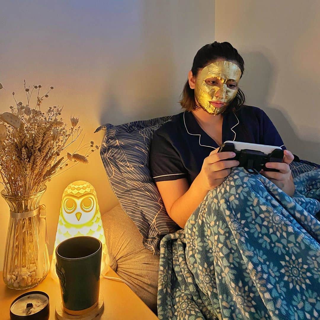 ローレン・ヤングのインスタグラム：「Decompressing is super important for me, especially when my days are busy. Now that I’m working from home it’s important for me to have alone time and find my little corner to relax. My sacred space is my bed, playing games and hanging with my dogs and lately I’ve included using a daily mask in my little routine! More than taking a break for our mind and body our skin needs a break as well! 💆🏻‍♀️ I’m using the @ahc.global Hydra Gold Mask here that promotes Anti-Aging and is soaked in a full bottle of serum! Did you know that theres an AHC Mask perfectly suited for your needs? I remember during one of my trips to Korea we were taught that using a mask every day is beneficial to your skin which is why I’m doing the #21DaysToGlow challenge and I’m excited to see my skin transform 💖 And because our face deserves the extra love, I’ve partnered up with AHC to give you Php 100 off when you get AHC Mask self-care bundles on Lazada for a minimum purchase of Php 1,999. Click the link in my bio for the discount. Why don’t you try it as well? 🥰」