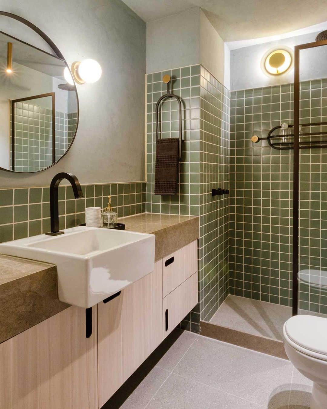 Design Milkさんのインスタグラム写真 - (Design MilkInstagram)「#bathroomgoals in this 344 sq ft #apartment designed by @citearquitetura. 🙌 designmilk[dot]com」8月26日 14時01分 - designmilk