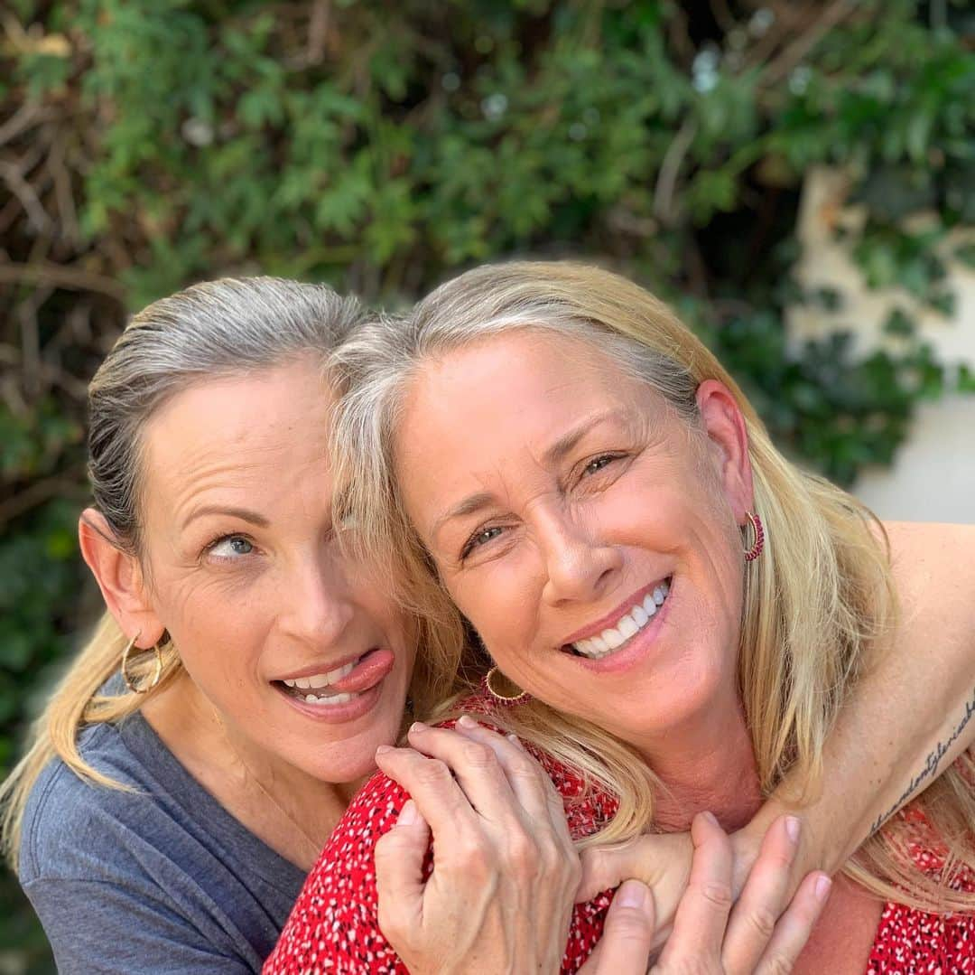 マーリー・マトリンさんのインスタグラム写真 - (マーリー・マトリンInstagram)「It’s Liz’s birthday! Happy birthday to the woman who has been by my side for 49 years! You have such a beautiful heart that is so full of love for life and for people you care for. I’m so proud to call you my best friend/sister! For life! Thank you for being you! Chicago is lucky to have you back home and I miss you already! May your new chapter(s) bring you nothing but happiness, love, and lots of fun! Happy birthday to you, my beautiful. I love you so very much! Oh yes, oh yes... you are still older than I am! HA HA! 🤟🤟🤟🤟 @liztannebaum」8月26日 14時11分 - themarleematlin