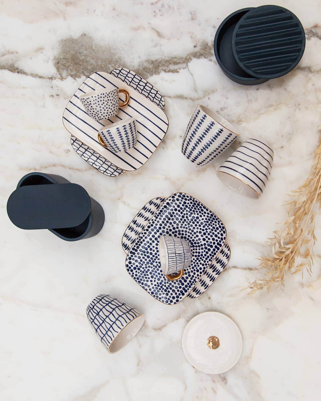 ベンシモンのインスタグラム：「Bleu océan 💙 On prépare doucement la rentrée avec notre vaisselle aux couleurs de l'été... 🌊 Restez connectées de nombreuses surprises arrivent pour vous gâter en ce début d'année scolaire !  ​Et pour vous faire patienter retrouvez nos dernières pièces de l'été à prix doux sur le site ✨ (lien dans la bio)  ​🇬🇧 Ocean Blue 💙 Gently prepare the return to school with our crockery in the colors of summer ... 🌊 Stay tuned, many surprises are coming to spoil you at the beginning of the school year!  And to make you wait, you can find our latest summer pieces at low prices on the website ✨ (link in bio) ​#bensimon #creation #mode #decoration #home #homedecor」