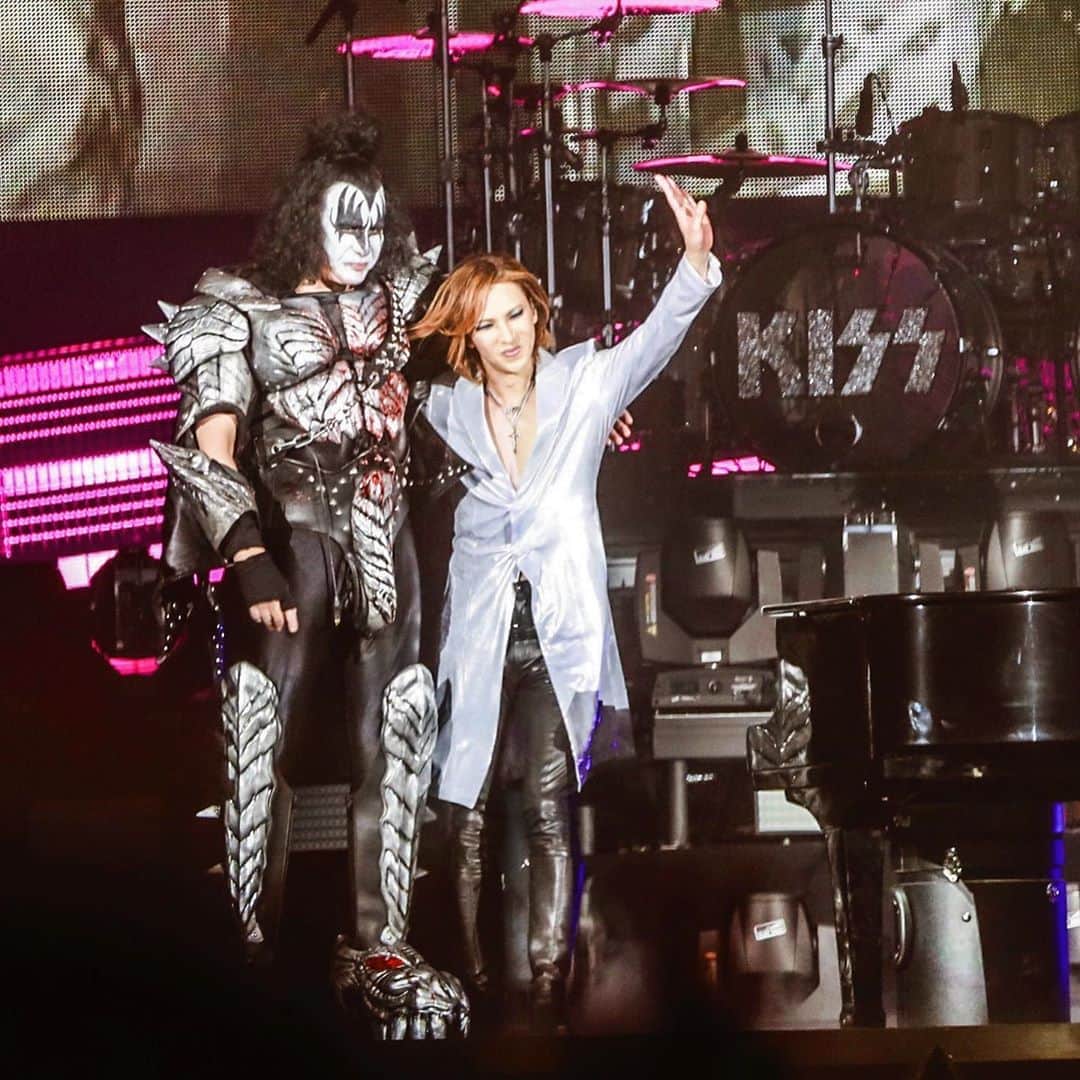 のインスタグラム：「#happybirthday @genesimmons ! Pic from December 2019 #tokyodome  #kiss x #yoshiki #yoshikiss」