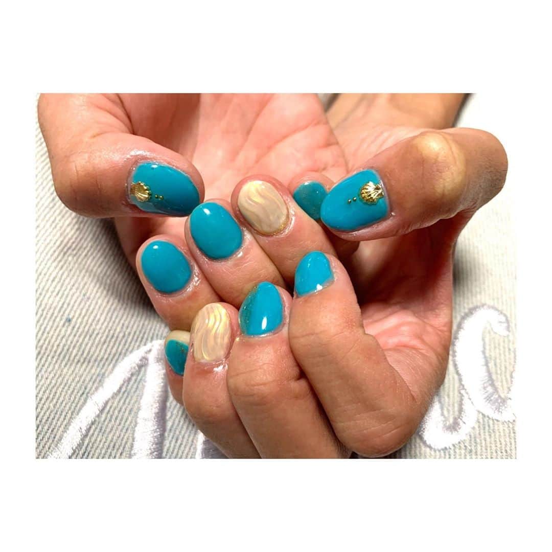 八坂芽依のインスタグラム：「Summer Nail💅🌺🍉🏝🐬 #めい坊ネイル  #ミラーネイル #セルフジェルネイル  次は何にしようかな〜！！」