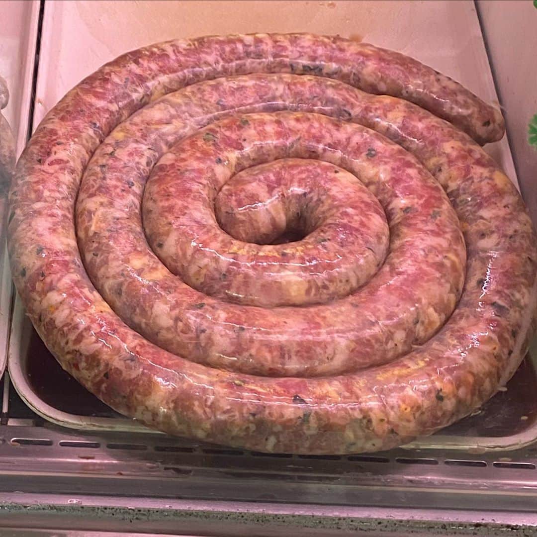 トレ・クールのインスタグラム：「Name that meat...」