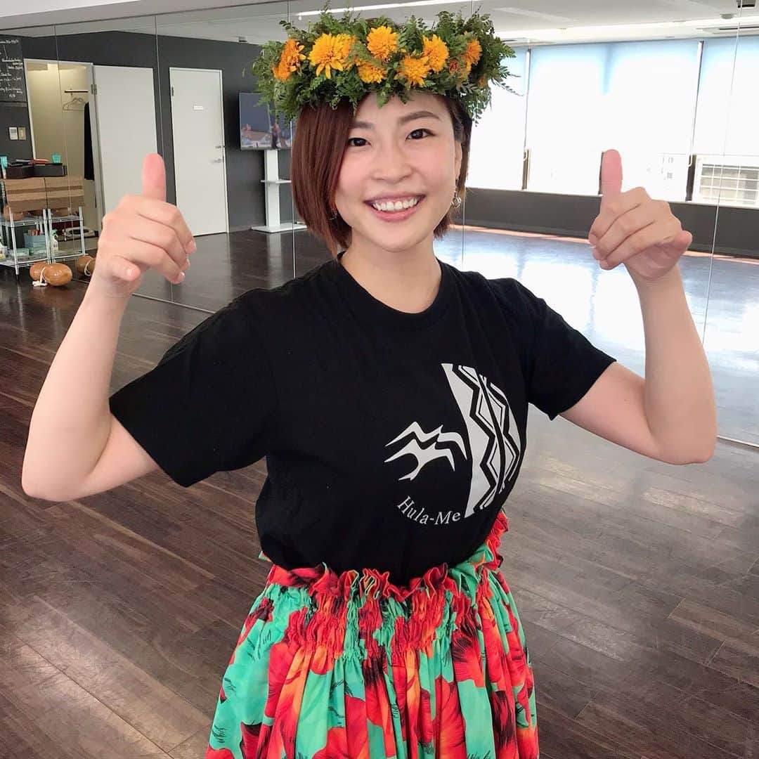 亜聖樹のインスタグラム：「先月から母の影響でフラダンスを習い始めたんです🌺 難しいけど楽しいです♩ 頑張ります💪  お教室の先輩が手作りされたレイをお借りしました🤙  #フラダンス」