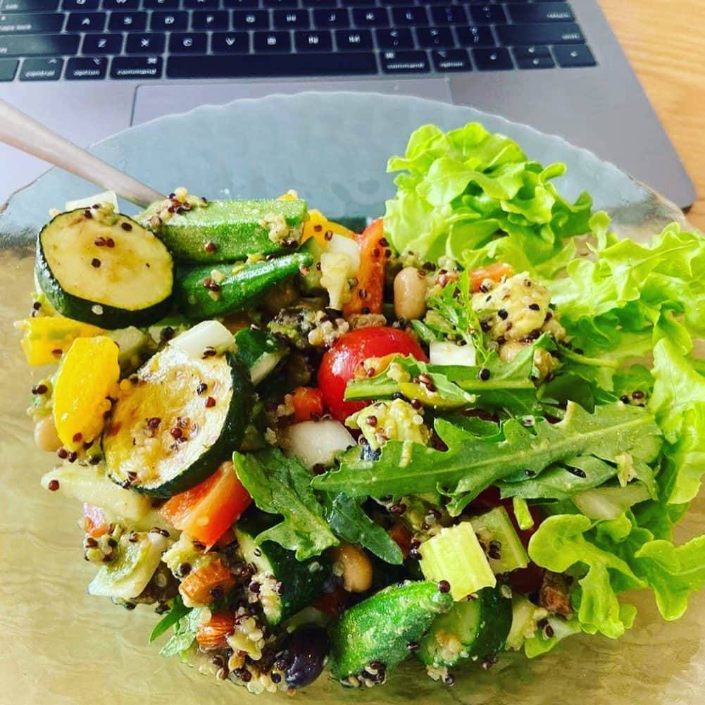 SHANTIのインスタグラム：「Colorful lunch! I say this a lot but when in doubt eat all the colors of the rainbow!  19品目+のカラフルサラダ🥗  Mixed Quinoa, 3 beans, roasted zucchini, bell peppers, celery, avocado, cucumber, onion, apple, crushed almonds, diced dried fig, boiled Okura, garden arugula, and lettuce.  Dressing: fresh lemon juice, olive oil, cumin, grated garlic, cinnamon, turmeric, black pepper, salt, pinch of maple sugar.  Dad’s homemade Basil Pesto Is the best than any I’ve had in restaurants. Fresh is best! (Vegetarian) paired with the right pasta, simply delicious!!  父のバジルソースがヤバい！ ウマっ！と思わず言ってしまいます🍀  #野菜で毎日が充実 #野菜料理」