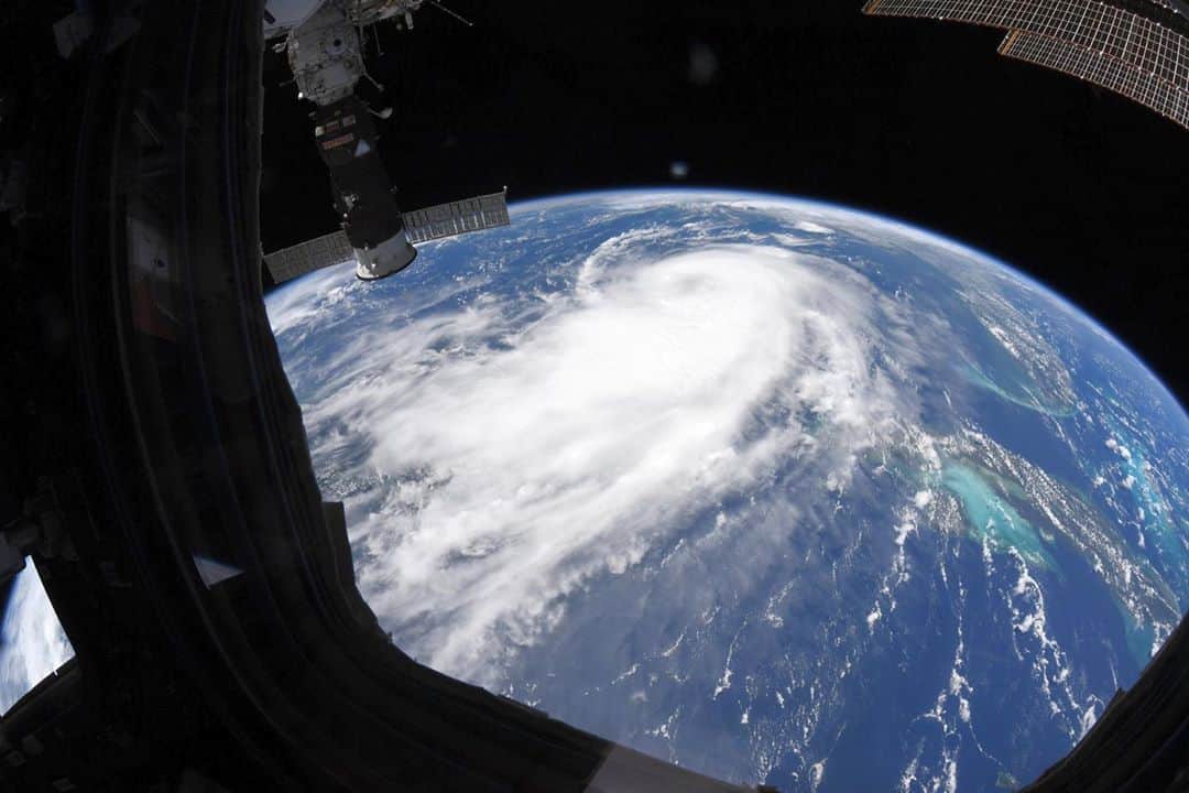 スコット・ケリーさんのインスタグラム写真 - (スコット・ケリーInstagram)「My friend and former astronaut colleague @astro_seal took this photo of hurricane Laura from space. 🌎  To all my friends and family on the Gulf Coast, be careful!  #hurricanelaura」8月27日 1時23分 - stationcdrkelly