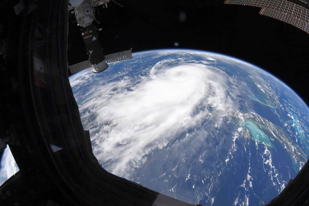 スコット・ケリーのインスタグラム：「My friend and former astronaut colleague @astro_seal took this photo of hurricane Laura from space. 🌎  To all my friends and family on the Gulf Coast, be careful!  #hurricanelaura」