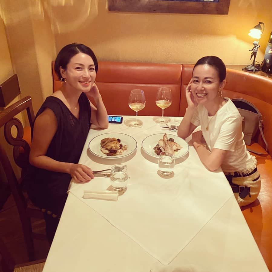 桃生亜希子のインスタグラム：「典子　@norikoseto とdinner at ドンチッチョ。 juicyで最高に美味しいチキンが、堪らなかった😍 　美味しいものを大好きな人と食べるって、幸せだ❤️ #中学からの同級生」
