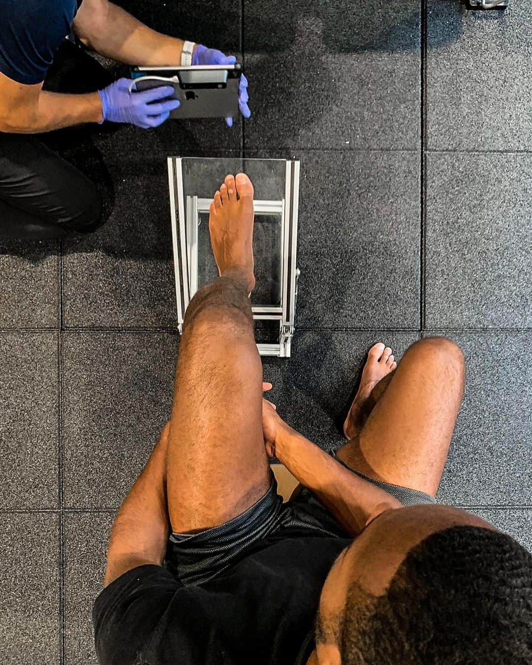 ヨナタン・ターのインスタグラム：「Shoe fitting. 👟⚽️ @underarmourdach」