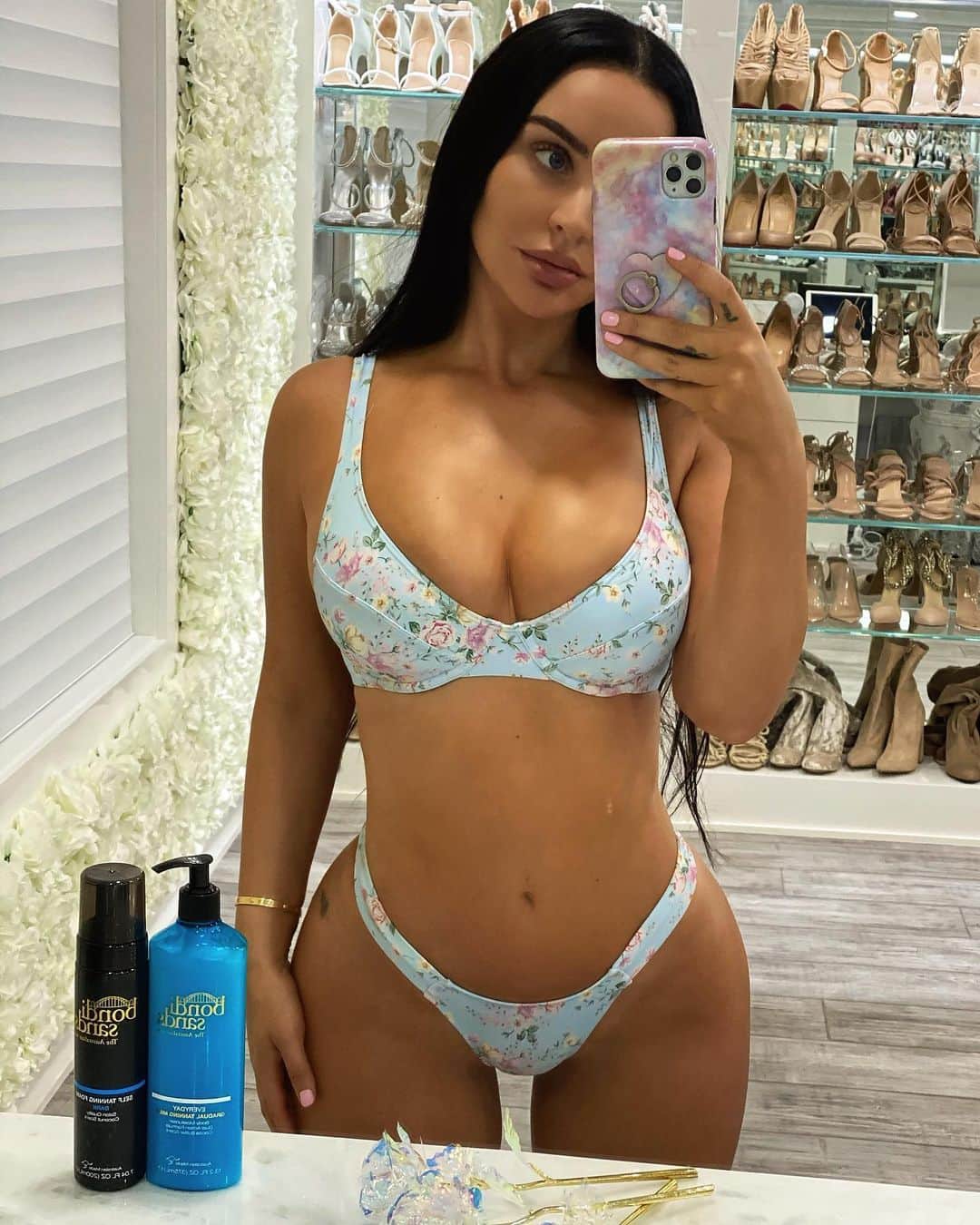 Carli Bybelのインスタグラム：「Thank you @bondisands for keeping me tan all year long☀️✨ I used the self tanning foam in Dark last night 🥰 This is perfect for anyone looking for a natural flawless looking tan. Swipe for my before results! You can find all of my favorite Bondi Sands products @Walgreens #ad」