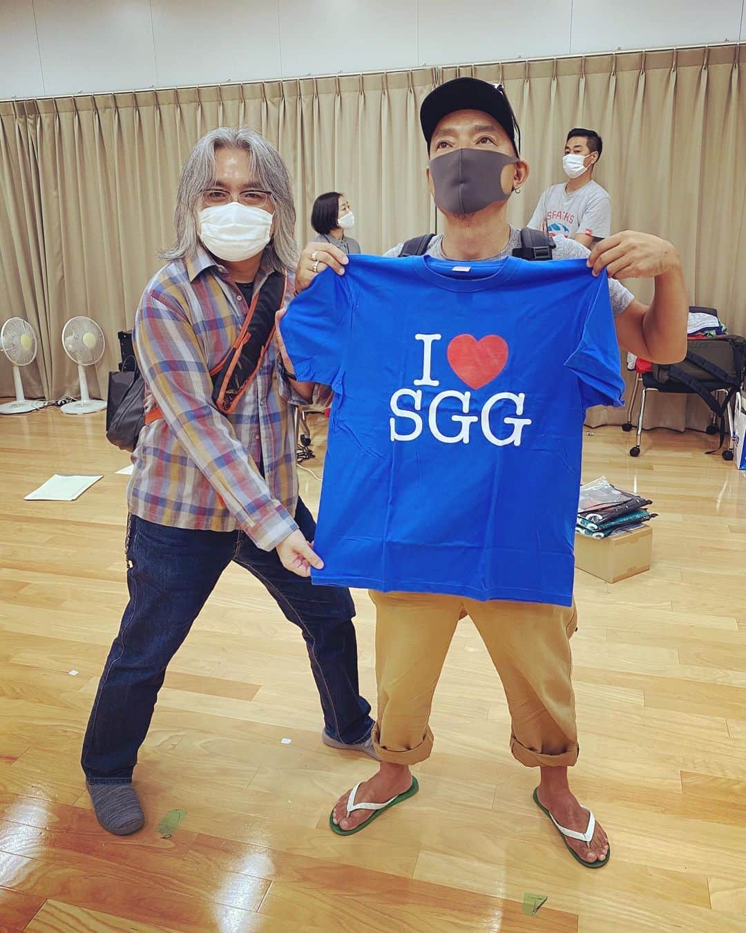 たちばな哲也のインスタグラム：「今日は事務所でゴニョゴニョしておりました。 いろいろとやれる事をゴニョゴニョと(^^) というかゴニョゴニョしてないと身体も精神もサビついてしまいますしね。 いずれそのゴニョゴニョを目にする時までお待ちあれ！  ---  ファンの方から30周年という事でオリジナルプリントTシャツいただきましたー！ こういうのはなんぼあってもいいですからねー！ ウチのオカンが言うには・・・  ありがとうございますー！！ #sggjp」