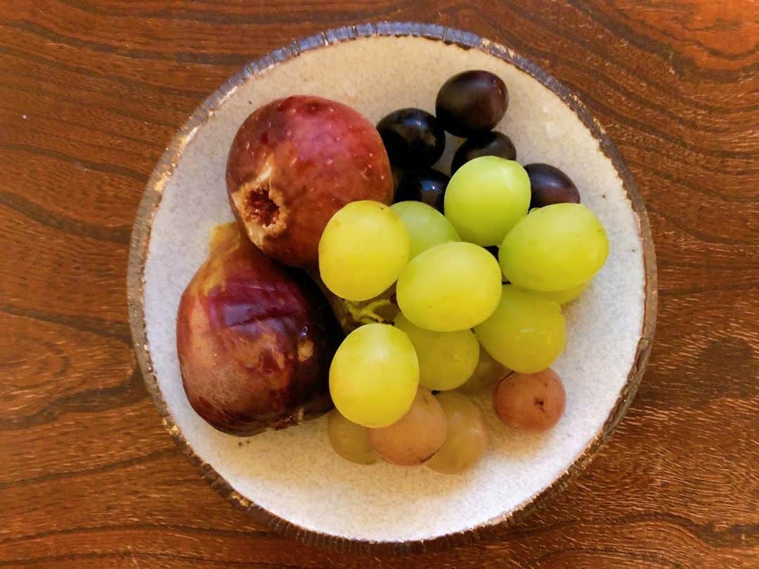 土井コマキのインスタグラム：「幸せや〜♡ G-grape farmのマボロシとシャインマスカット。寺田農園の完熟イチジク。ほんま大好きや〜。  そしてやっぱりわたしマルシェが好きや。久しぶりすぎるマルシェでの買い物が楽しすぎて、凄い元気になった♡来週も行こう。ファンタスティックマーケットもまた絶対やって欲しい。生産者さんから直接買うのは元気になる。  突然友達がくれたニューベリーAも美味しいわあ♡しあわせしあわせ。」