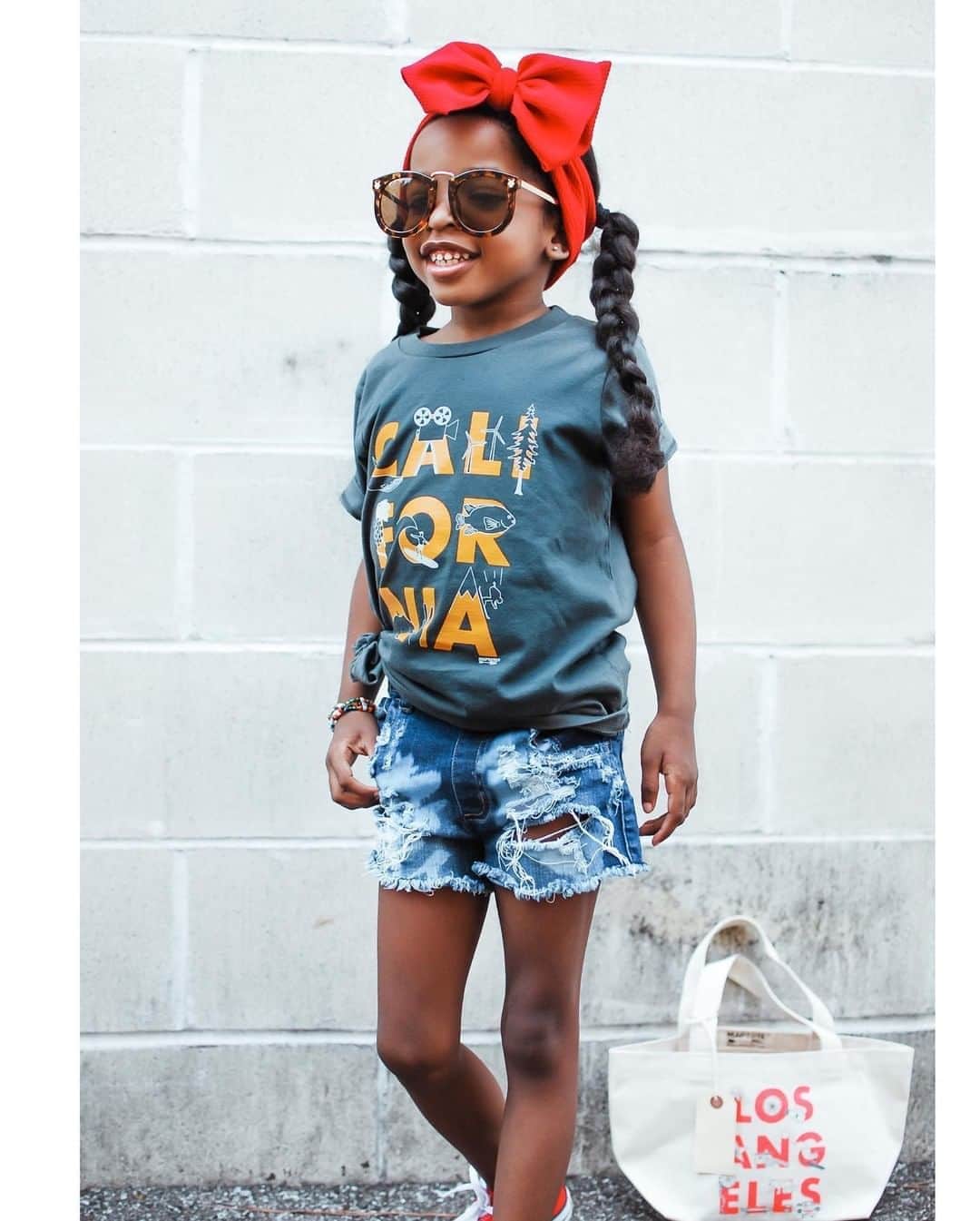のインスタグラム：「The littlest fashionista! 😎😎😎 Thanks to @miss.abigailgrace for the shot!」