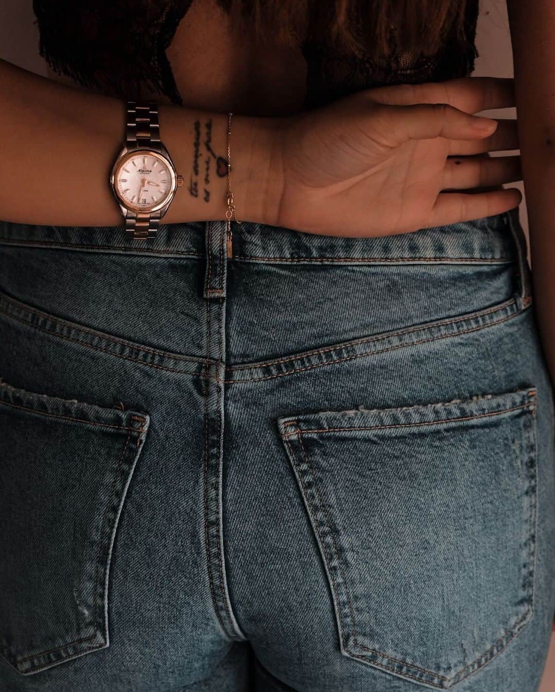 のインスタグラム：「Minimal design. Maximum attitude. Isn't it right @oana_nica ? Check our bio to learn more about our watches. #AlpinaWatches #Comtesse #ReachYourSummit」