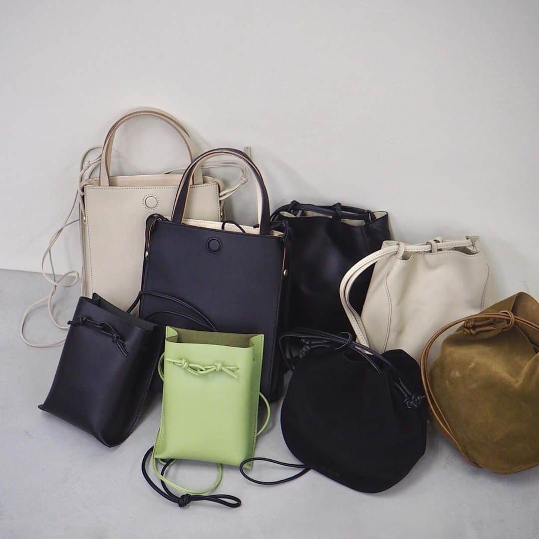 ETRÉ TOKYOさんのインスタグラム写真 - (ETRÉ TOKYOInstagram)「. 【 New Arrival 】 8/27(木)19:00より オンラインストアにて新作アイテム発売スタート! . MARROW<マロウ> 2016年春夏コレクションよりスタートした、日本のバッグブランド。 仕様する革や真鍮の金具といった部品、縫製に至るまで日本製にこだわったものづくりで、日常に寄り添うミニマルな美しさを作り出します。 ブランド名は英語で「髄」「真髄」という意味を持つ。 「美しい鞄を手にすると何気ない日常が変わる」をコンセプトに、どこか独特な雰囲気のある鞄を生み出しています。 . 只今オンラインストアにて新作アイテムを 先行公開しておりますので是非、ご覧ください. プロフィールTOPのURLからご覧ください. . #etretokyo #etre #etretokyostore #newarrival #エトレトウキョウ #エトレ #新作発売 #marrow #bag #newselectbrand #マロウ #バック」8月27日 0時07分 - etretokyo