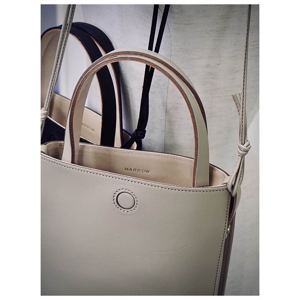 ETRÉ TOKYOさんのインスタグラム写真 - (ETRÉ TOKYOInstagram)「. 【 New Arrival 】 8/27(木)19:00より オンラインストアにて新作アイテム発売スタート! . MARROW<マロウ> 2016年春夏コレクションよりスタートした、日本のバッグブランド。 仕様する革や真鍮の金具といった部品、縫製に至るまで日本製にこだわったものづくりで、日常に寄り添うミニマルな美しさを作り出します。 ブランド名は英語で「髄」「真髄」という意味を持つ。 「美しい鞄を手にすると何気ない日常が変わる」をコンセプトに、どこか独特な雰囲気のある鞄を生み出しています。 . 只今オンラインストアにて新作アイテムを 先行公開しておりますので是非、ご覧ください. プロフィールTOPのURLからご覧ください. . #etretokyo #etre #etretokyostore #newarrival #エトレトウキョウ #エトレ #新作発売 #marrow #bag #newselectbrand #マロウ #バック」8月27日 0時07分 - etretokyo