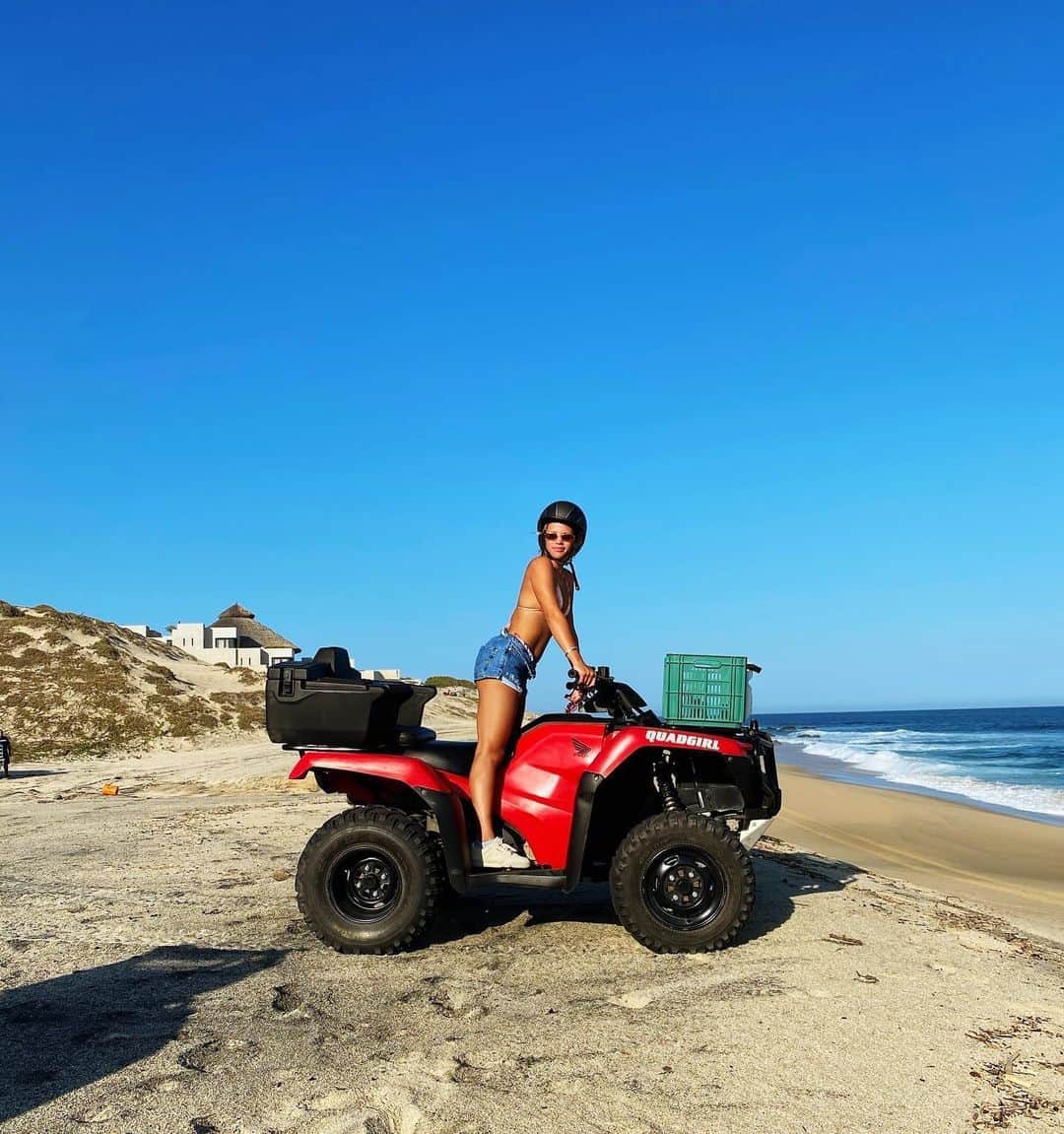 ソフィア・リッチーのインスタグラム：「Went on a ride and made some friends 😍」