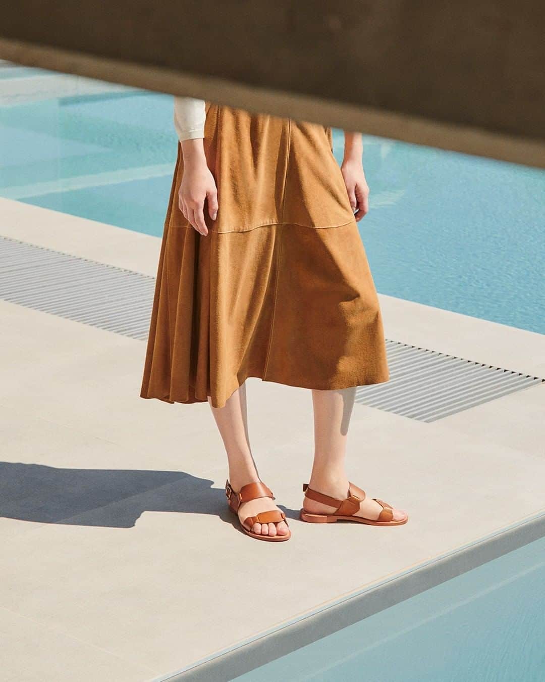 サントーニのインスタグラム：「Tan vintage-effect leather sandals with hexagonal detail, perfect for your latest sunny days of summer.  #Santoni #makersofbeauty #madeinSantoni」