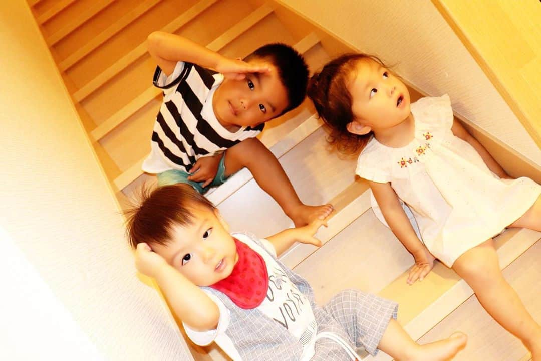 Momoeのインスタグラム：「#happy #家事 #育児 #family #家族 #boy #smile #男の子 #息子 #code #love #lucky #kids #子供 #thankyou #宝物 #ベビー #fashion #follow #心 #縁 #パパ #ママ #家族写真 #男の子ママ #赤ちゃん写真 #photo #子育て #1歳 #flower」