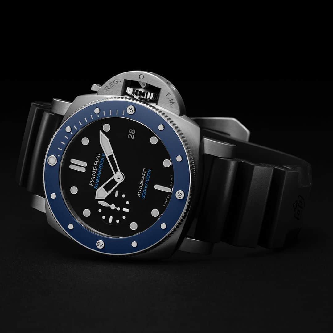 パネライのインスタグラム：「2 New watches were announced today by #Panerai. The first is the E-Commerce Exclusive PAM1209 42MM Submersible Azzurro. This piece will be limited to only 500 units and only be available online via the Panerai.com website. The 42mm case is made out of steel, features a black dial, and a matte blue ceramic bezel to measure submersion time. It is powered by the P.900 Automatic Caliber which offers a 3 Day Power Reserve. It comes with the rubber strap as well as the new velcro version and is water resistant up to 300 Meters. The MSRP on this model is $9,800. You can pre-order a piece now but they will be up for actual sale in September.   What are your thoughts on this smaller Submersible model? #PaneraiCentral」