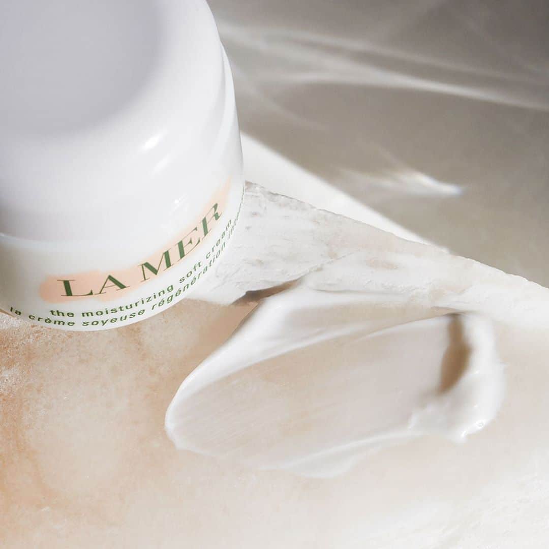 ドゥラメールのインスタグラム：「Summer skin endures plenty. The ultra-soft texture of The Moisturizing Soft Cream is like a restorative hug for the skin, enveloping it in a soothing glow of hydration.」