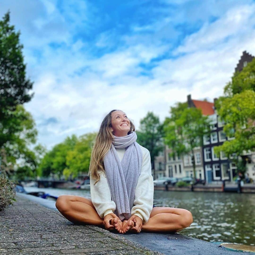 キノ・マクレガ―さんのインスタグラム写真 - (キノ・マクレガ―Instagram)「Hello Amsterdam. Is that a little bit of blue sky I see above me?  _ It’s so easy to focus on what isn’t working, to make problems seem bigger than everything else. It’s harder to train the mind to stop and appreciate what is working, what is blessed. And you know how it works—you get more of what you give your attention to. As soon as you get tuned in to a particular thought, vibration or experience, suddenly you start seeing it everywhere.  _ I’m not advising you to deny the truth. The reality of the day today is that it’s been raining nearly nonstop. But, I could focus on that and let it get me down, or I can look up and appreciate the little piece of blue sky right above my head. I know what I’m choosing to focus on today. Do you know what you’re choosing to focus on today? _  #practiceyogachangeyourworld  #yoga #holland #amsterdam #yogi #yogapractice #love #yogalife #baddhakonasana  _ My new book is coming out soon! So many awesome reviews on so far. Link in bio to check it out. _ Live class Yin Yoga today at  1 pm EST only on @omstarsofficial  Next week is Metta + Dharma talk. _ Come practice with me in Hungary, Austria, Poland and London (just added). 🙏💗」8月27日 0時25分 - kinoyoga
