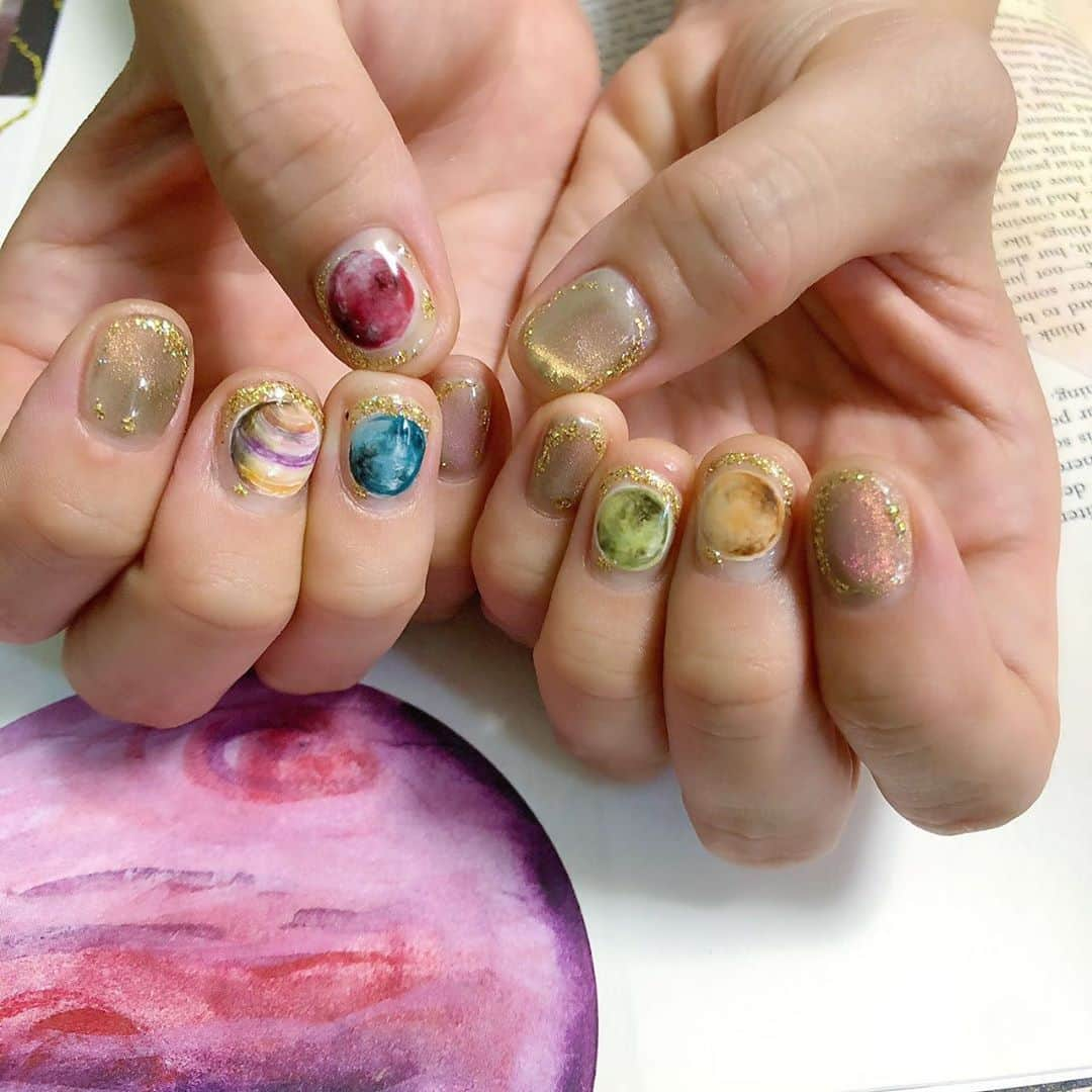 麻美ゆまのインスタグラム：「カタンへの愛が止まらなくて。  宇宙カタン柄の惑星ネイル💅  LOVE CATAN!!  #CATAN #nail #Boadgame」