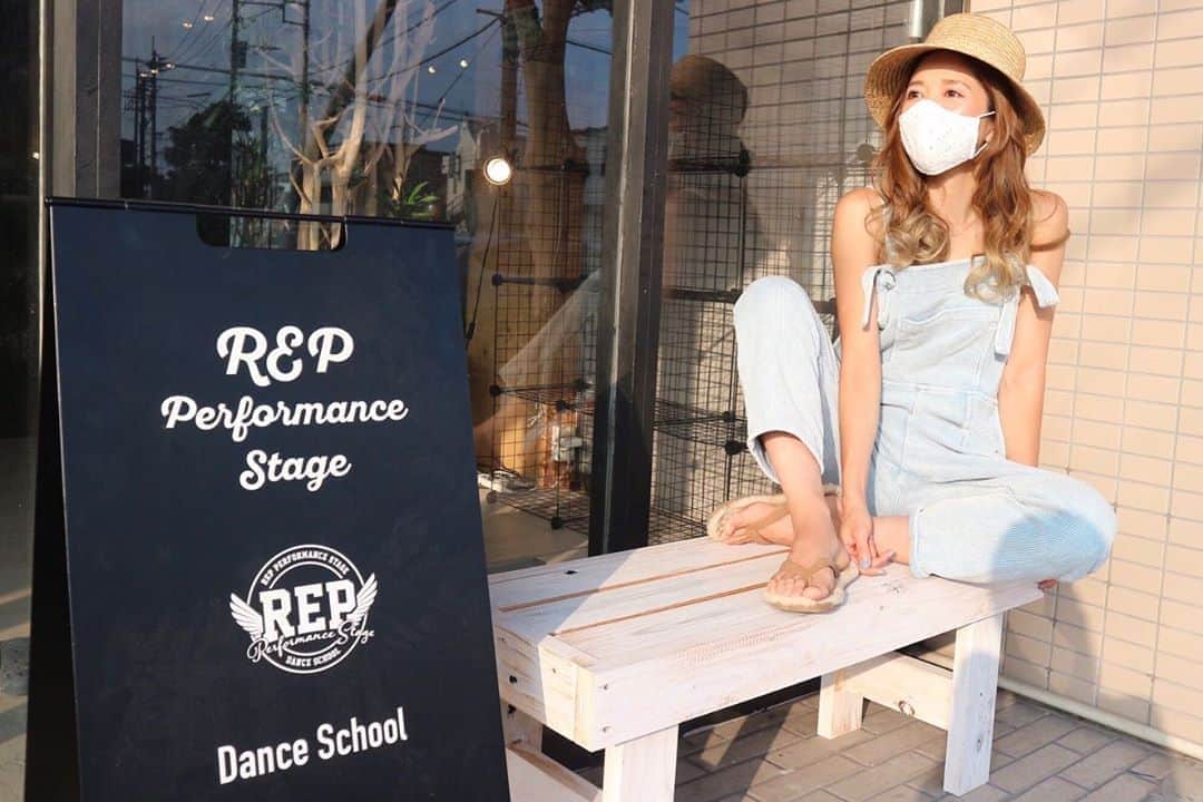 RENA のインスタグラム：「お母さんから2種類の手作りマスク届いた🌿 ． 裏がガーゼで着け心地良いし顔の形よく見える形だしどっちも生地が好みすぎ❤︎ ． でもメイクとかで汚したくないなぁって思ってたらナイスタイミングで100%純綿で作られた大型のコットンシートのホワイトラビットのコットンを2種類頂きました✨ ． マスクの内側に、最近日焼けするから乾燥防止に夜のケアは化粧水たっぷりでコットンパックに🛁 ． ． プレーンタイプは文字通りプレーンコットンで化粧水で肌を拭く用、またはDIYマスクパックとして使いやすく、パーフォレーテッドタイプ（穿孔タイプ)は微細な穴が開いていて、メイクを落としたり角質を効果的に取り除いてくれます❤︎ ． タグ付けしておいたからチェックしてね😊 Amazonで買えるよ👌 ． お母さんありがと❣️ ． あ、お母さんのマスクは買えませんw😀🙏 ． ． ． #手作りマスク #コロナ対策 #ありがとう #コットン #ケア #日焼け対策 #夏の終わりに #小麦肌 #mask #handmade #mam #cotton #favorite #amazon #ホワイトラビットコットン」