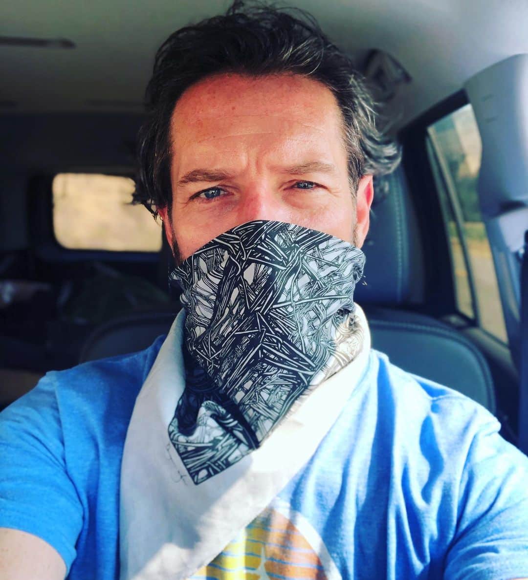 イアン・ボーエンのインスタグラム：「#HerosWearMasks!!! * We’re so close to the final stretch-don’t give up now. * I wear a mask for my dad and your mom. Please wear one your dad and my mom. * I know bandanas aren’t as effective so I wear a surgical mask underneath to be sure. (Preemptive for the haters!!!) * @lace_jennywu designed the one I’m wearing as well as buildings and jewelry and many other art installations and pieces around the world. Check her out.」