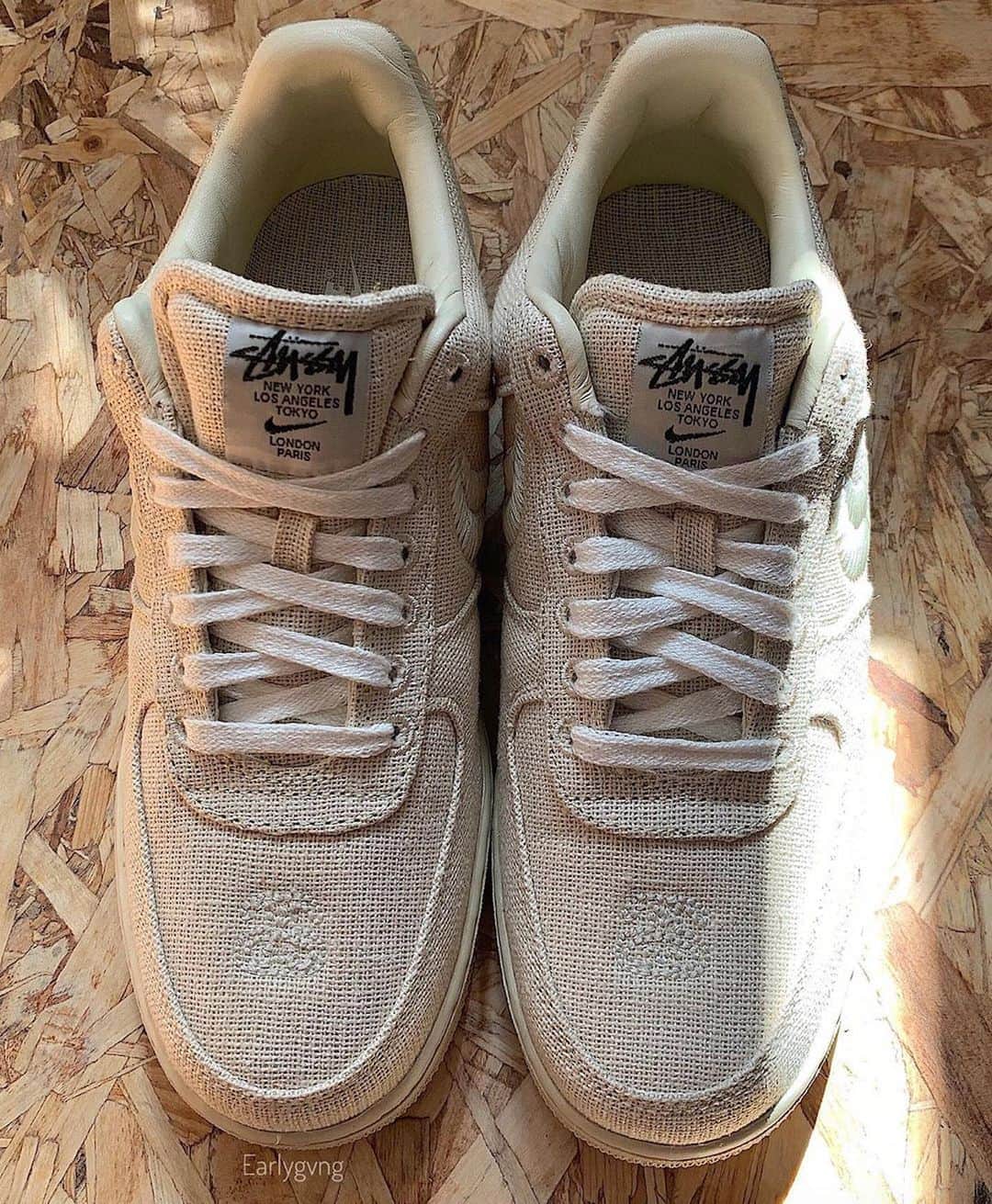 Sneaker Newsさんのインスタグラム写真 - (Sneaker NewsInstagram)「Stussy and Nike are teaming up for an Air Force 1 completely covered in rough canvas-like uppers, with custom embroidery featured around the silhouette. For a closer look, tap the link in our bio.」8月27日 0時38分 - sneakernews