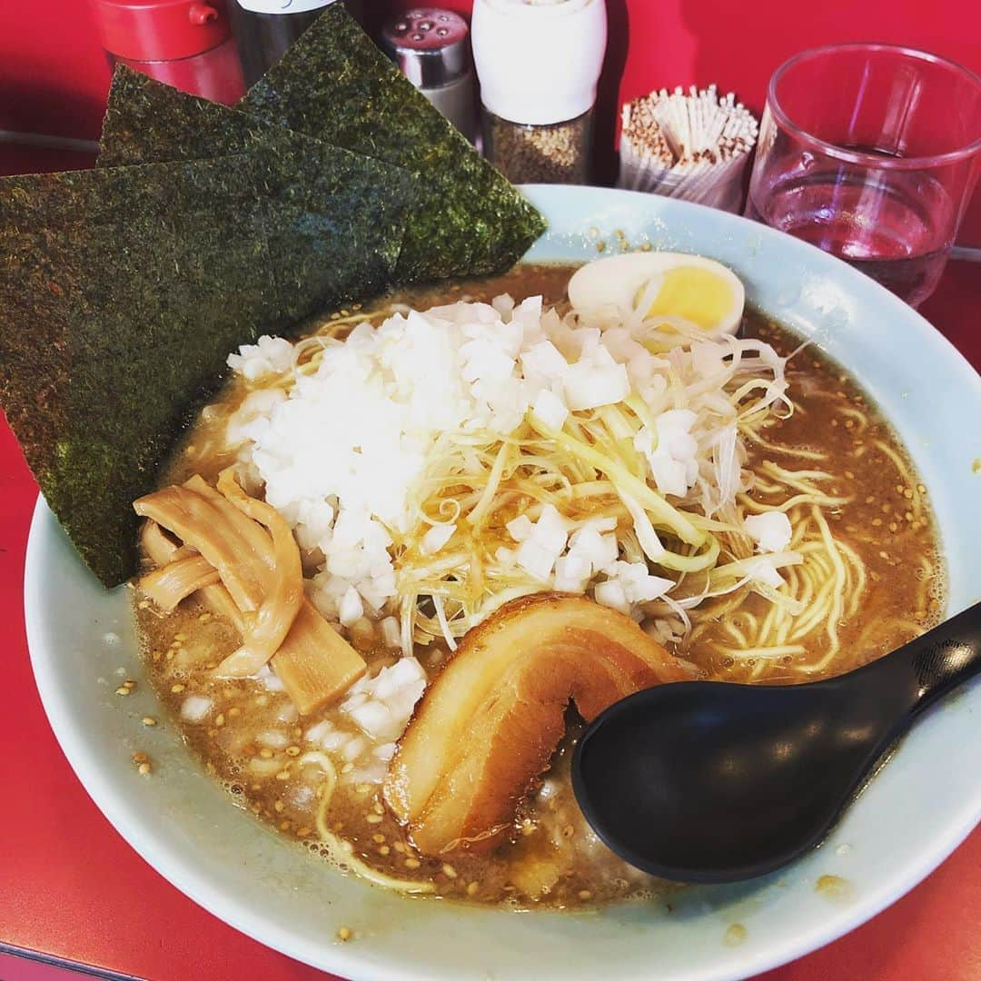 有奈めぐみさんのインスタグラム写真 - (有奈めぐみInstagram)「学生時代から 夏に1度は食べないと夏が来てない気がする🌞🌴🌺✨  今年はかなり行動控えてるのて、これだけはお許しを〜  長浜ラーメン🍜  ツーリング後の〆、海帰りの〆、仕事終わりの〆、ウォーキング後の〆。いつももう20年以上私の夏の絶対食べたい物♡ 馴染みの友達と、 うめぇー！！と言いながら🎶  豚骨味噌大盛り、ネギ、玉ねぎトッピング♡ 替え玉もしました‪w  でもさすがにやばいと思ったので次の日は絶食しました‪w  また冬食べたくなるんだよねー‪w #av #風俗嬢 #熟女 #世田谷 #ラーメン #長浜ラーメン #nagahama #トッピング #ネギ #玉ねぎ #大盛り #替え玉」8月27日 0時39分 - arina_megu