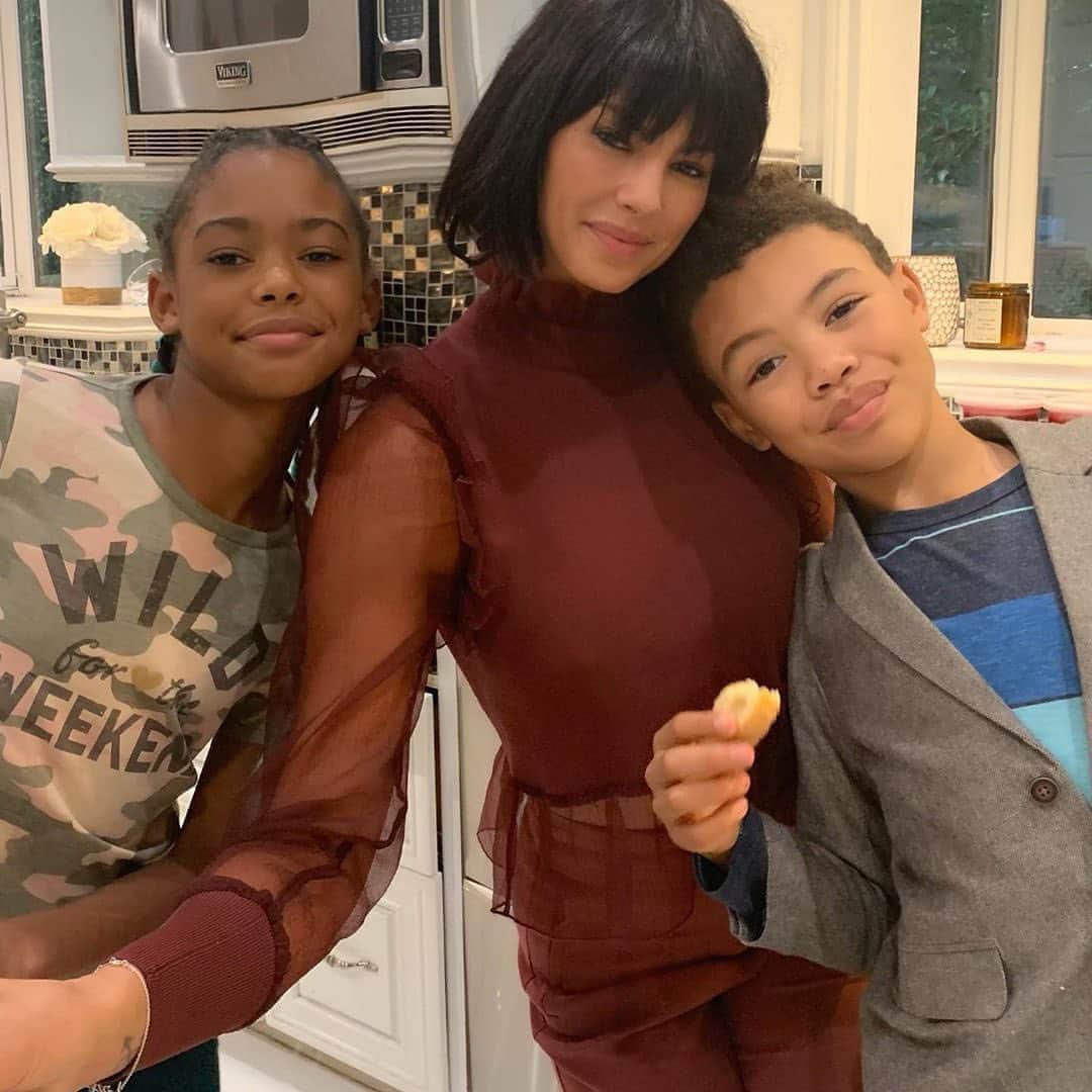 E! Onlineさんのインスタグラム写真 - (E! OnlineInstagram)「#SellingSunset star Amanza Smith has revealed she hasn't heard from the father of her two children for a year. All the details on her battle for custody and search for her children's father are at the link in our bio. (📷: Instagram)」8月27日 0時48分 - enews