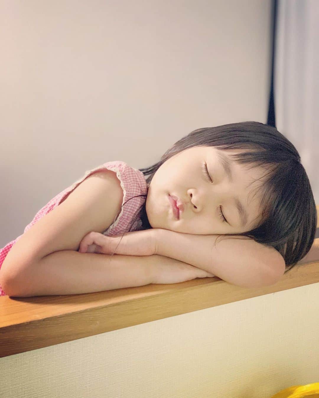 菊地由美さんのインスタグラム写真 - (菊地由美Instagram)「* ※めーちゃん もちろん 寝ていません 「ちゃちん　とって」と言われ iPhoneを構えたら　寝に入りました😂 私の撮った写真をチェックしたのち ご満悦の4歳女児。。。👧🏻 . 4歳女児ってこんな感じなのでしょうかーーー😂⁉️ 息子は全くの宇宙人だったけど 鬼ごっこやレゴや怪獣や戦いごっこをこよなく愛し もっと解りやすくて 写真なんて てんで興味なく 毎日がむしゃらに楽しく生きる！が モットーだったからーっっ いやはや おんなのこって こんなに小さくても あざt..(以下省略)😱 . #もういっそのことうんと早く成長してもらって #2人で買い物とか行きたいな  #そいで服の交換とかしてみたい #いやそれは嫌がられるのかな😭  #yumiandmusume#めーちゃん4歳」8月27日 0時47分 - yumikikuchi