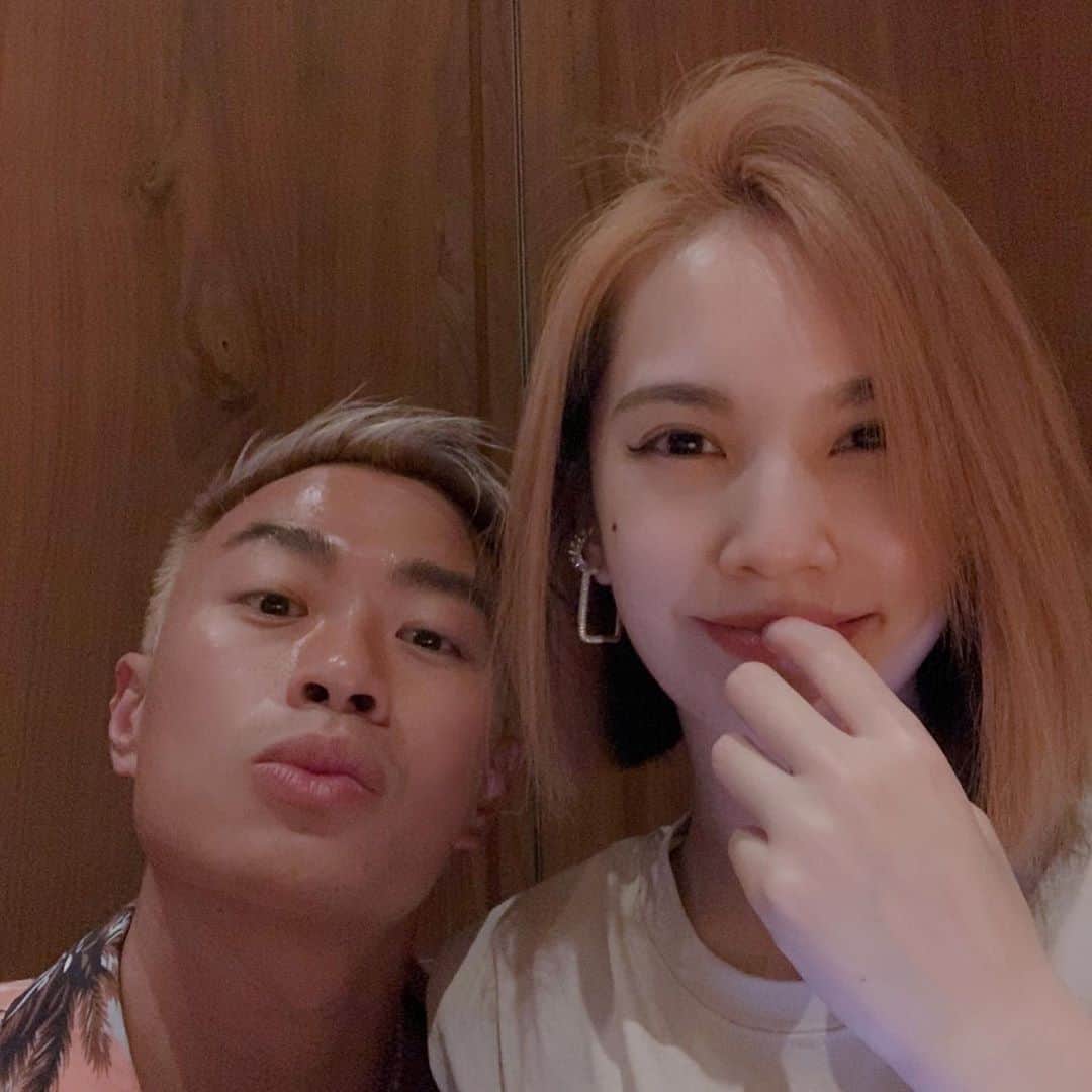 レイニー・ヤンのインスタグラム：「🎂 Happy birthday @beachboi3860  我們幾個終於合體了 真是不容易啊 吃飽聊好 開薰的夜晚🥰」