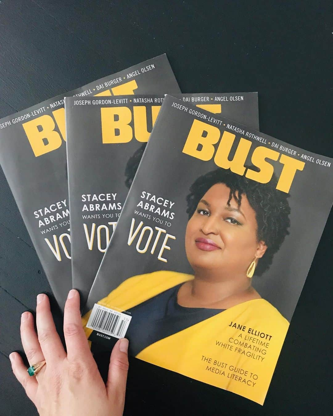 アンバー・タンブリンさんのインスタグラム写真 - (アンバー・タンブリンInstagram)「⭐️Out now!⭐️ For @bust_magazine’s Fall issue, I had the great honor of interviewing @StaceyAbrams for its cover. A powerful conversation on politics, the census, family, and women’s rage. Get your copy today at Bust.com. (Link in bio!)」8月27日 0時51分 - amberrosetamblyn