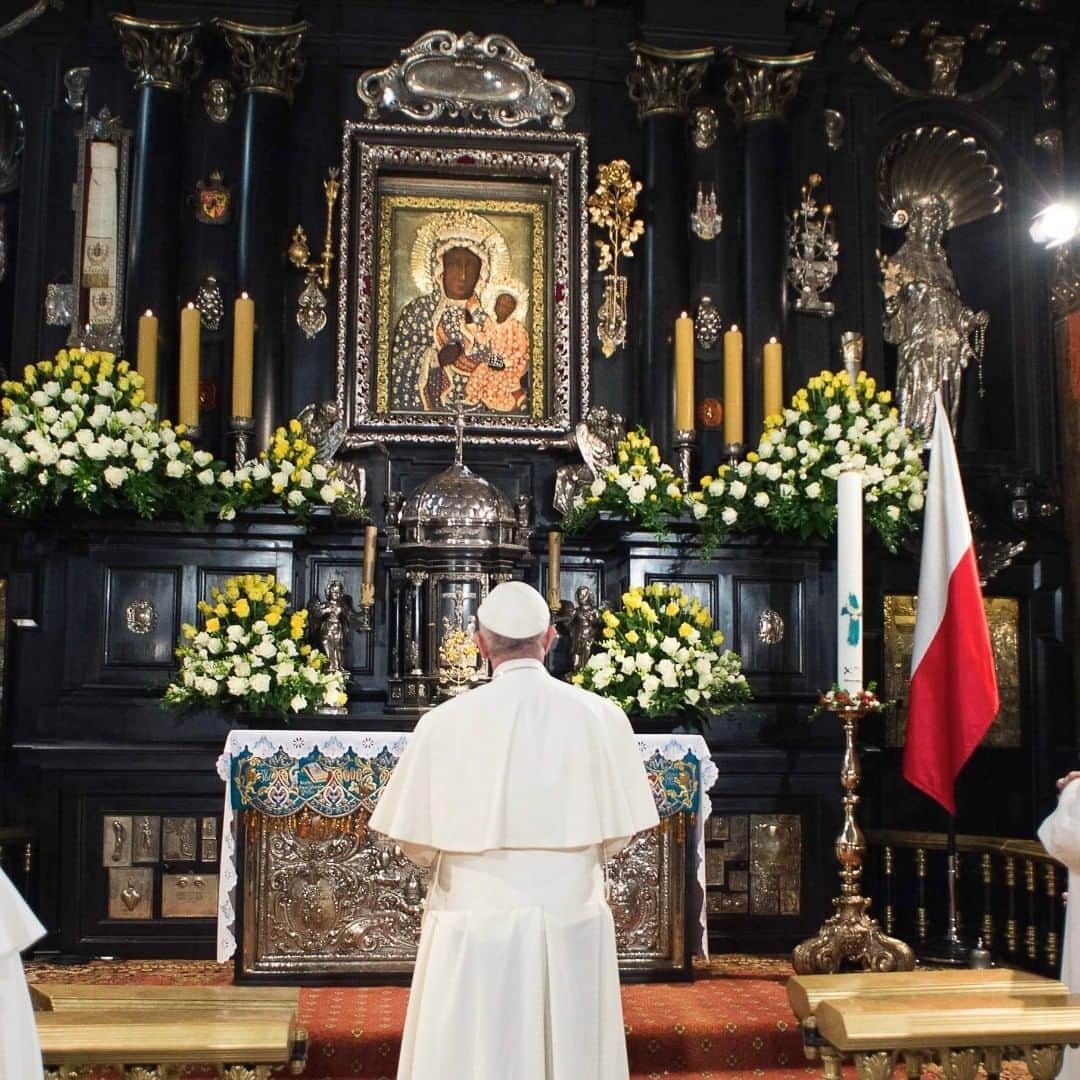 フランシスコ（ローマ教皇）さんのインスタグラム写真 - (フランシスコ（ローマ教皇）Instagram)「EN: With the memory of my visit to the Shrine of the Black Madonna of Czestochowa four years ago during the World Youth Day, I unite myself today to the thousands upon thousands of pilgrims who are gathered there... Pray to the Blessed Mother to intercede for us all, especially for those who in different ways are suffering from the pandemic, and bring them relief. Please also pray for me.  ES: Llevando vivo en mi corazón el recuerdo de mi visita al Santuario de la Virgen Negra de Czestochowa, hace cuatro años, con motivo de la JMJ, me uno hoy a los miles y miles de peregrinos que allí se reúnen... Rezad a la Virgen para que interceda por todos nosotros, y especialmente por aquellos que de diferentes maneras están sufriendo a causa de la pandemia, y les traiga alivio. Por favor, recen por mí también.  IT: Portando vivo nel cuore il ricordo della mia visita nel Santuario della Madonna Nera di Czestochowa, quattro anni fa, in occasione della GMG, mi unisco oggi alle migliaia e migliaia di pellegrini che vi si radunano… Pregate la Madre Santissima, perché interceda per noi tutti, e soprattutto per coloro che in diversi modi soffrono a causa della pandemia, e porti a loro un sollievo. Per favore pregate anche per me.     PL: Nosząc w sercu żywe wspomnienie mojej wizyty w Sanktuarium w Częstochowie, cztery lata temu, przy okazji Światowego Dnia Młodzieży, jednoczę się dziś z wieloma tysiącami pielgrzymów, którzy gromadzą się tam…Módlcie się do Najświętszej Matki, aby wstawiała się za nami wszystkimi, a zwłaszcza za tymi, którzy na różne sposoby cierpią z powodu pandemii, i niech przyniesie im pocieszenie. Proszę, módlcie się także za mnie.」8月27日 0時52分 - franciscus