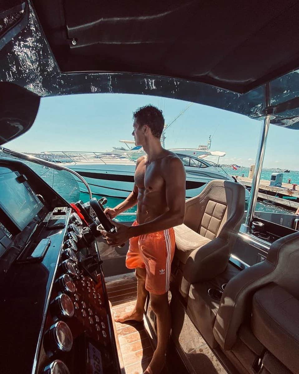 ベンジャマン・パヴァールさんのインスタグラム写真 - (ベンジャマン・パヴァールInstagram)「Captain Ben 🛥😂」8月27日 0時56分 - benpavard21