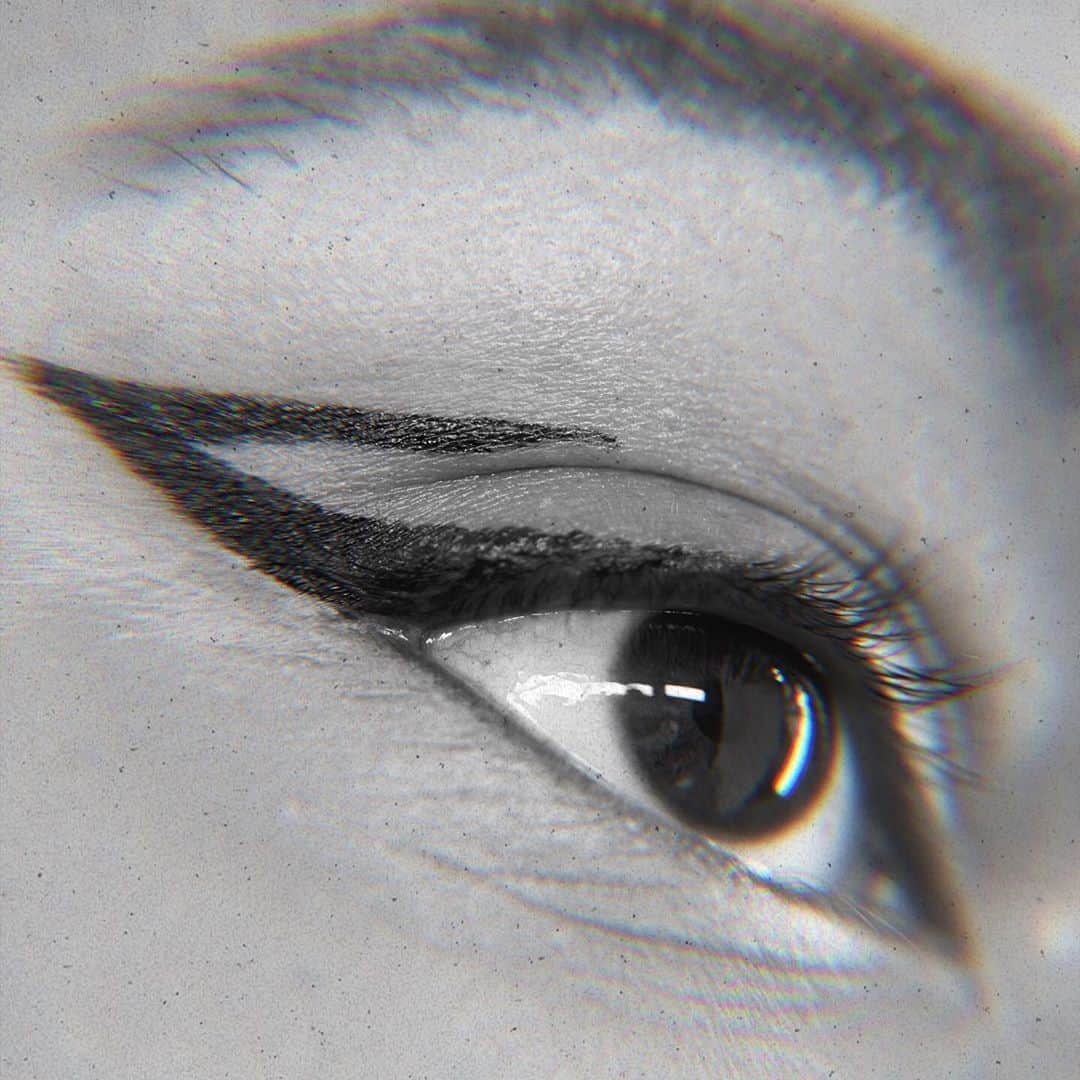 Milk Makeupさんのインスタグラム写真 - (Milk MakeupInstagram)「fill in the blank: #kusheyeliner is sharper than _______ ✍🏽 best answers get shouted out in the caption, go go go! 🏁🏎 “sharper than Wolverine’s claws” 😂 - @chant_crystal “sharper than my vision” LOL relatable 😭 - @sabbina  - @raincornelius created this *flawless* liner look during our shoot back in March 🎥 she's using: 🏁 KUSH Liquid Eyeliner  🏁 KUSH High Volume Mascara  🏁 KUSH Triple Brow Pen in Grind - get the downtown look on milkmakeup.com, @sephora, + sephora.com 🤘🏽」8月27日 1時02分 - milkmakeup