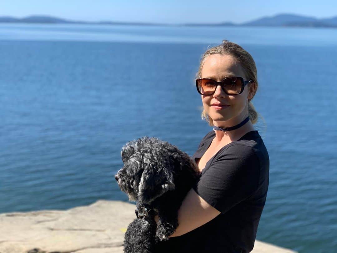アマンダ・シュルのインスタグラム：「Happy #nationaldogday  I encourage anyone who has space in their heart and home to invite a furry companion to brighten their life. Rupert has been by my side for 17+ years and has made me immeasurably better for it. #nofilter #justdog」