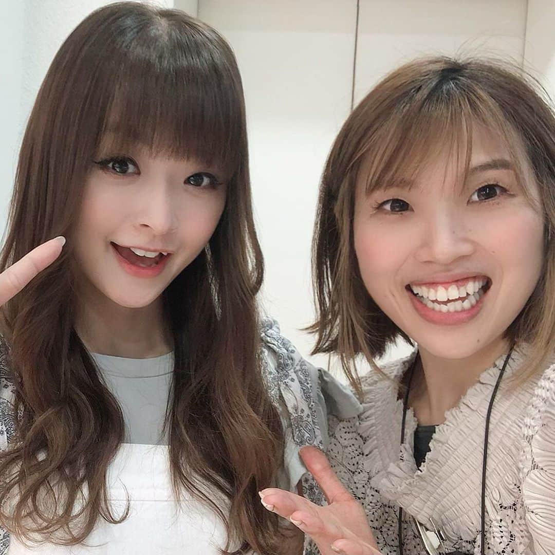 鈴木理沙さんのインスタグラム写真 - (鈴木理沙Instagram)「久しぶりに〜ヘアサロンへ行ってきました💇‍♀️💕 日焼けと少し行けていなかったので、髪がギシギシでしたが…😭  いつものメニュー＋ReFaストレートアイロンがついてくるお得なコースを😍✨ ずっと欲しかったこのアイロン💕 突然手に入るという嬉しいプレゼントにルンルン♫😍😍😍  サラサラヘアーになり〜 大満足🤩✨❣️  ちづるさん💕 いつもありがとうございます😊  #ヘアサロン #forte表参道  #プラチナダブル #炭酸ヘッドスパ #カラー #トリートメント #refa  #ストレートアイロン #嬉しいコース #プロボウラー #鈴木理沙 #bowling #大好き💕 #ちづるさんありがとうございました😊」8月27日 1時04分 - risasuzuki0929