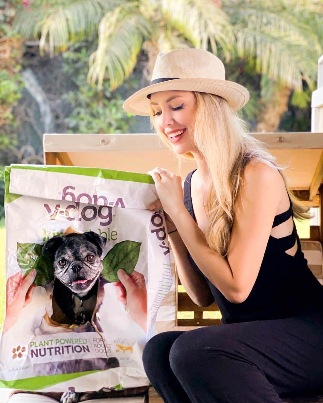 ティファニー・トートさんのインスタグラム写真 - (ティファニー・トートInstagram)「Me: “This dog on the @vdogfood bag is the cutest!”🐕🌱⁣ ⁣ Marley: “Let me show you what real cute looks like” 😏⁣ ⁣  #nationaldogday #vdog #vdogfood」8月27日 1時08分 - tiffanytothxoxo