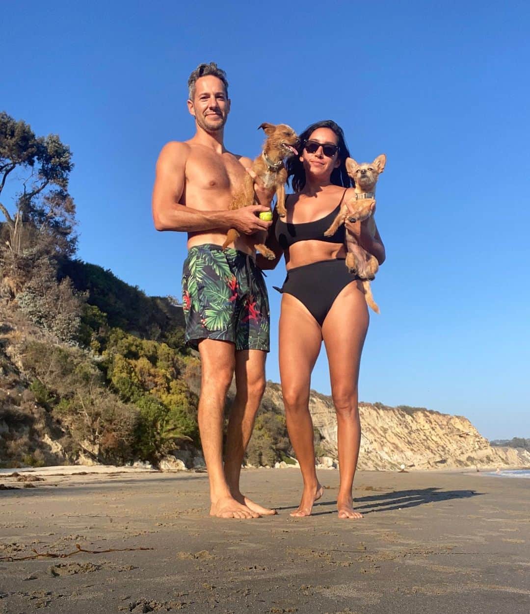 JEN ATKINさんのインスタグラム写真 - (JEN ATKINInstagram)「Everyday is national dog day around here 🌊👨🏻🐕🎾」8月27日 1時08分 - jenatkinhair