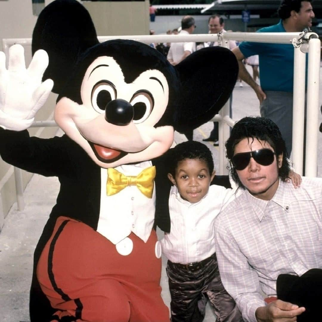 マイケル・ジャクソンさんのインスタグラム写真 - (マイケル・ジャクソンInstagram)「“He was a workaholic…I’d have to meet Michael Jackson at 3:00 am at Disneyland so we could sit in the Captain EO exhibit and watch the film to talk about the different sound design that was going to go on!” – Michael Boddicker #kingofpop #dedicatedtothecraft #perfection」8月27日 1時10分 - michaeljackson