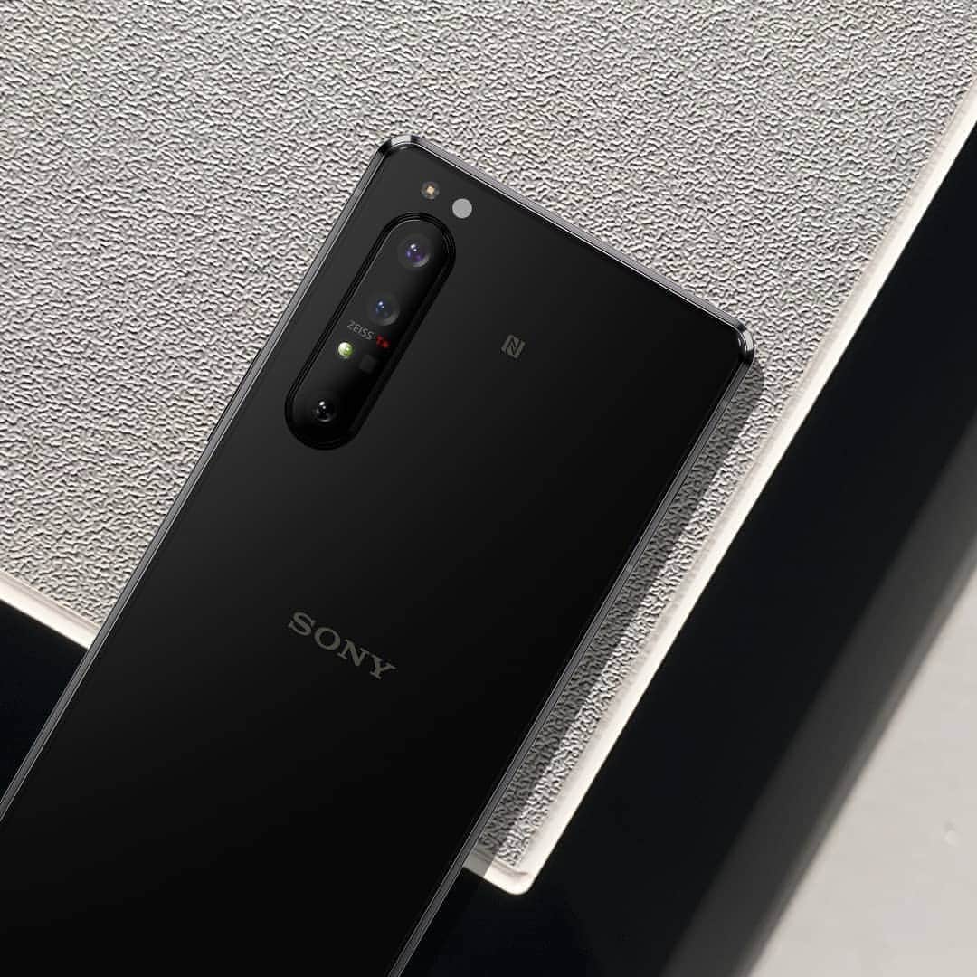 Sony Mobileさんのインスタグラム写真 - (Sony MobileInstagram)「With front-to-back Corning® Gorilla® Glass 6, Xperia 1 II is both durable and beautiful in colours true to your style.  #Xperia1II #Xperia #SonyXperia #Design」8月27日 1時10分 - sonyxperia