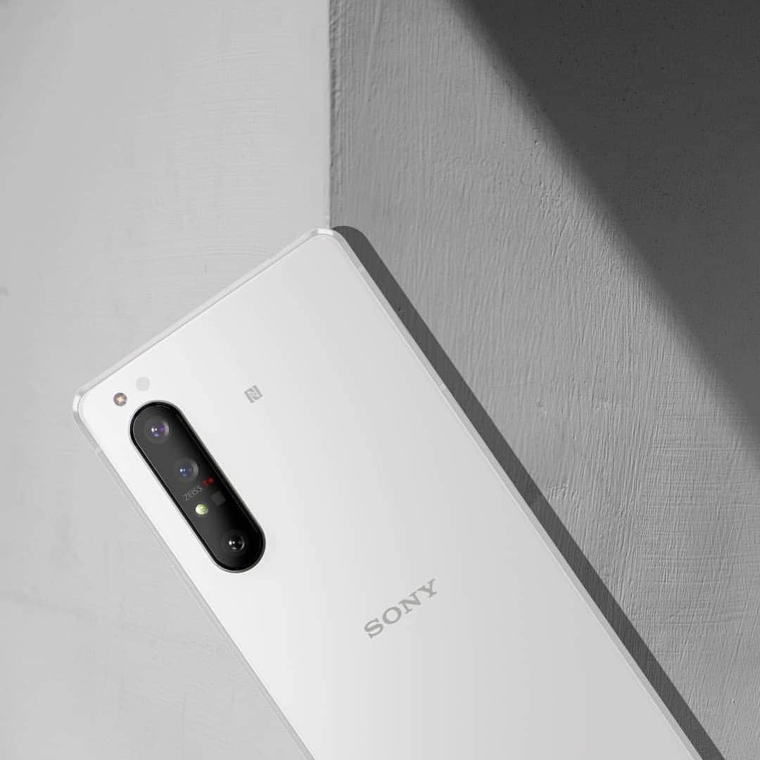 Sony Mobileさんのインスタグラム写真 - (Sony MobileInstagram)「With front-to-back Corning® Gorilla® Glass 6, Xperia 1 II is both durable and beautiful in colours true to your style.  #Xperia1II #Xperia #SonyXperia #Design」8月27日 1時10分 - sonyxperia